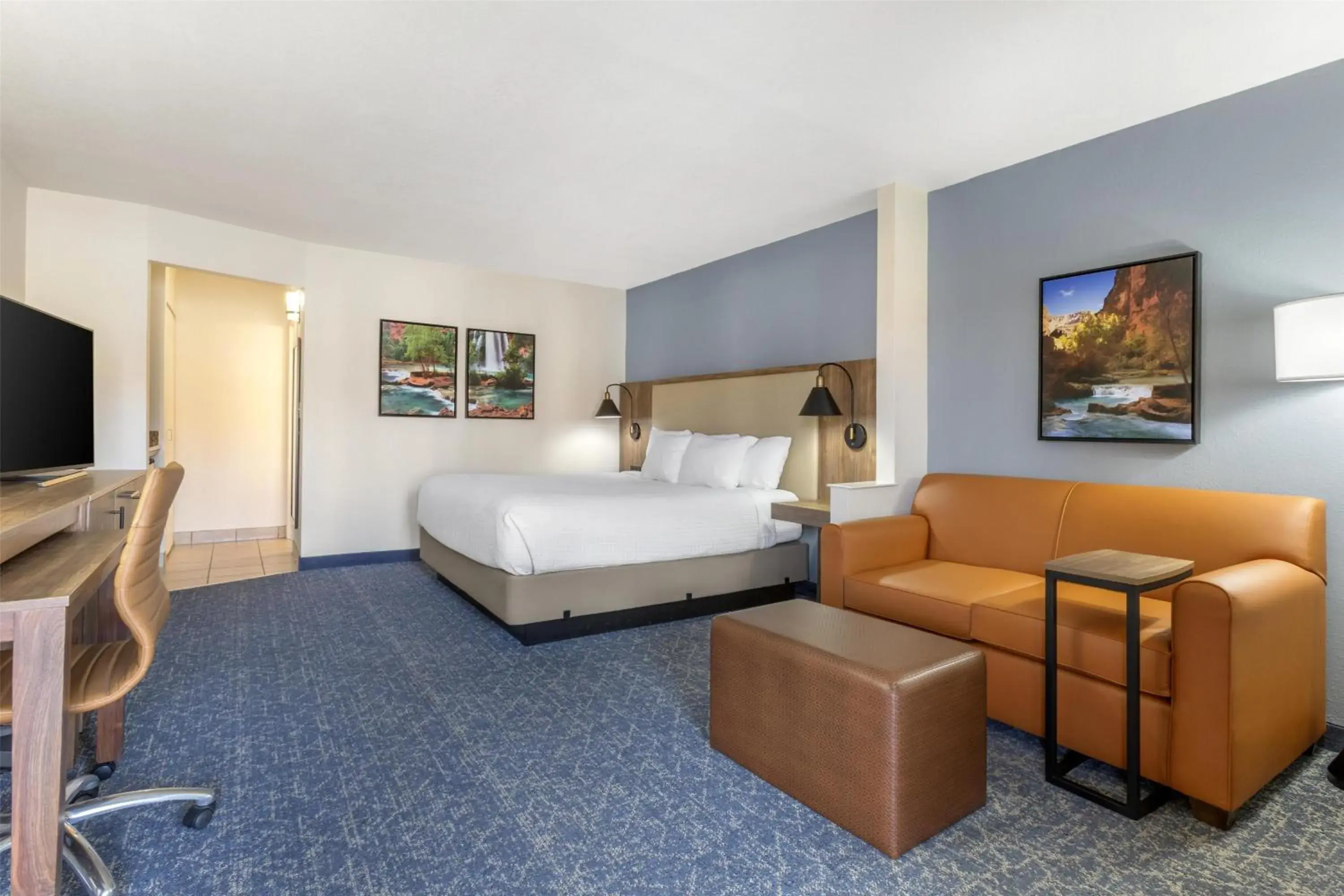 Photo of the whole room, Bed in Best Western Plus A Wayfarer's Inn & Suites Photo of the whole room, Bed in Best Western Plus A Wayfarer's Inn & Suites
