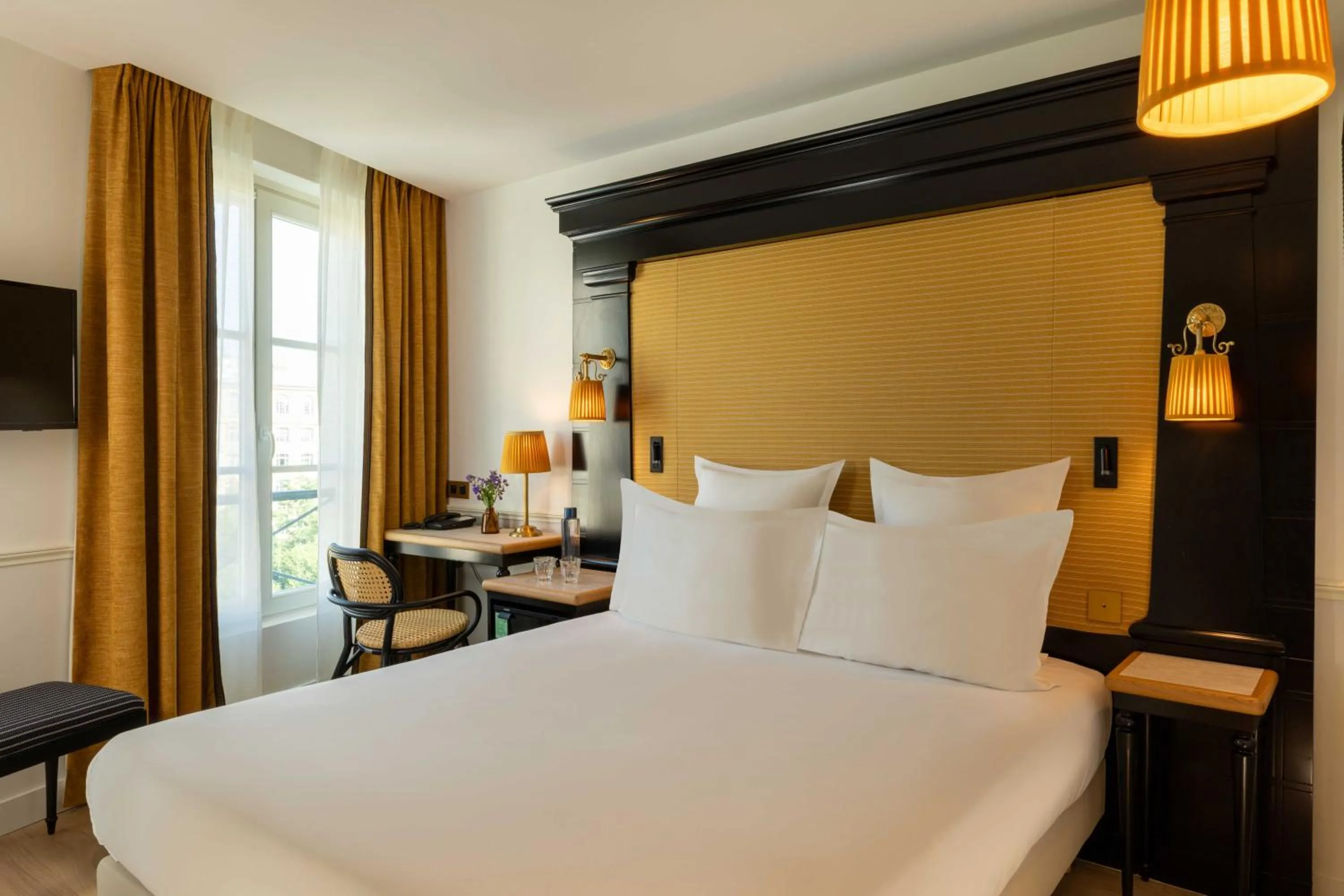 Shower, Bed in Hotel Observatoire Luxembourg