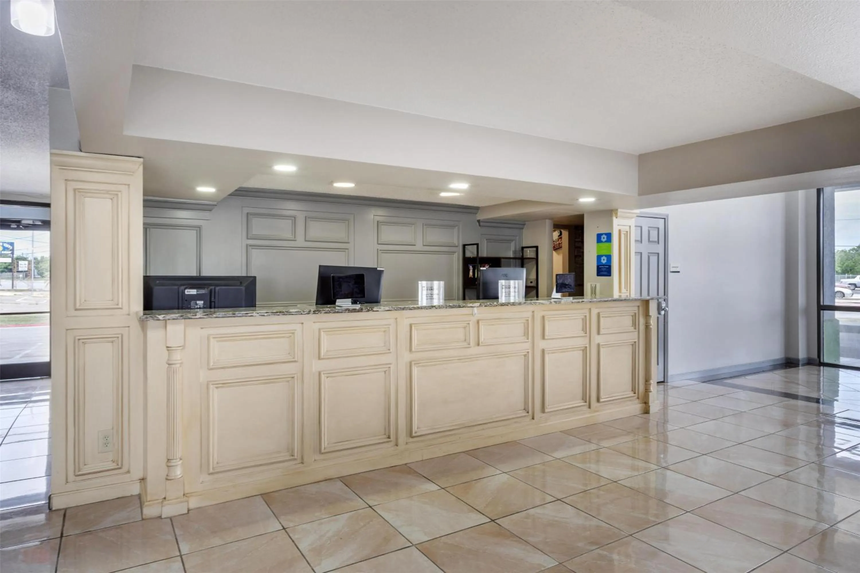 Lobby or reception in SureStay by Best Western Victoria