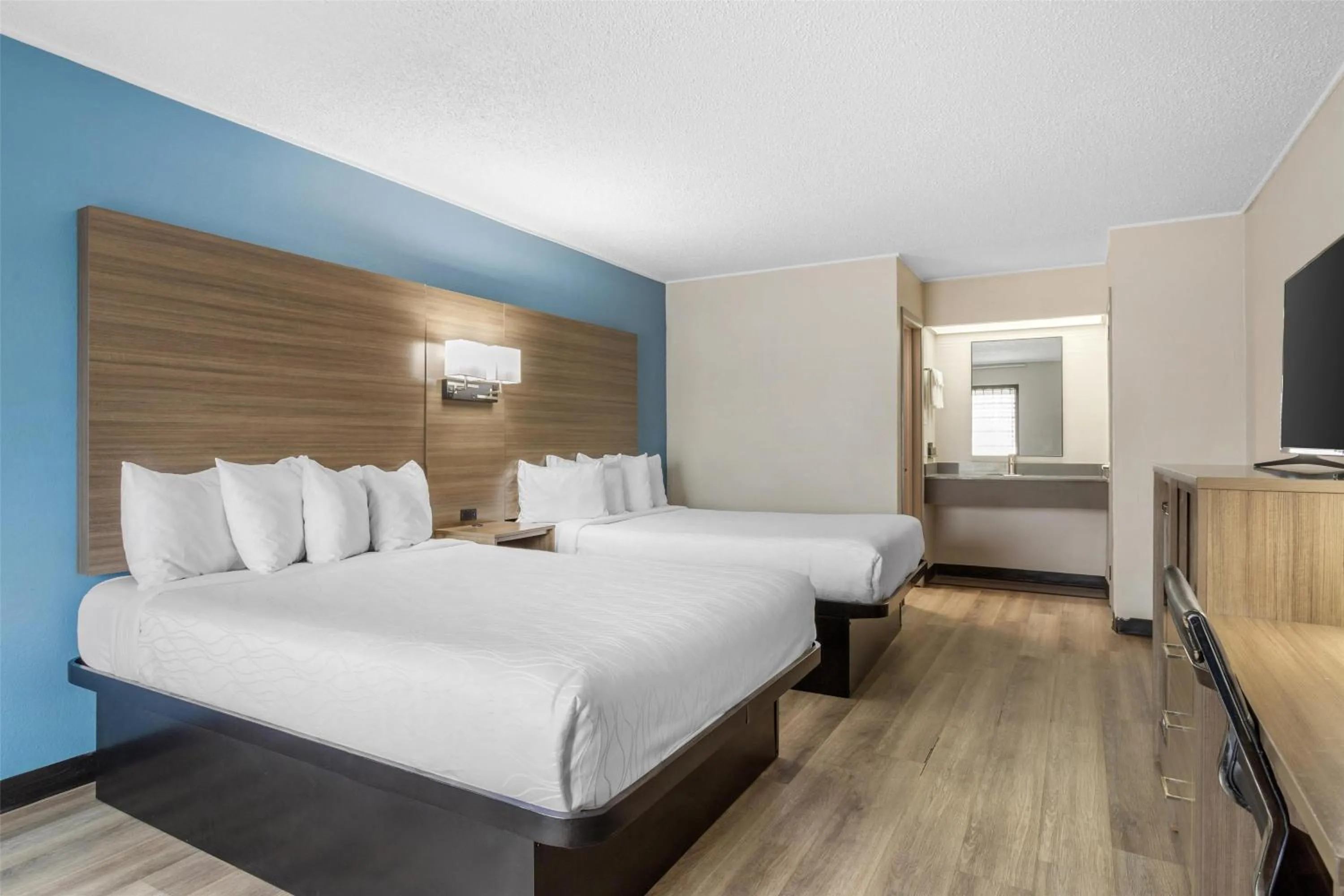 TV and multimedia in SureStay by Best Western Victoria