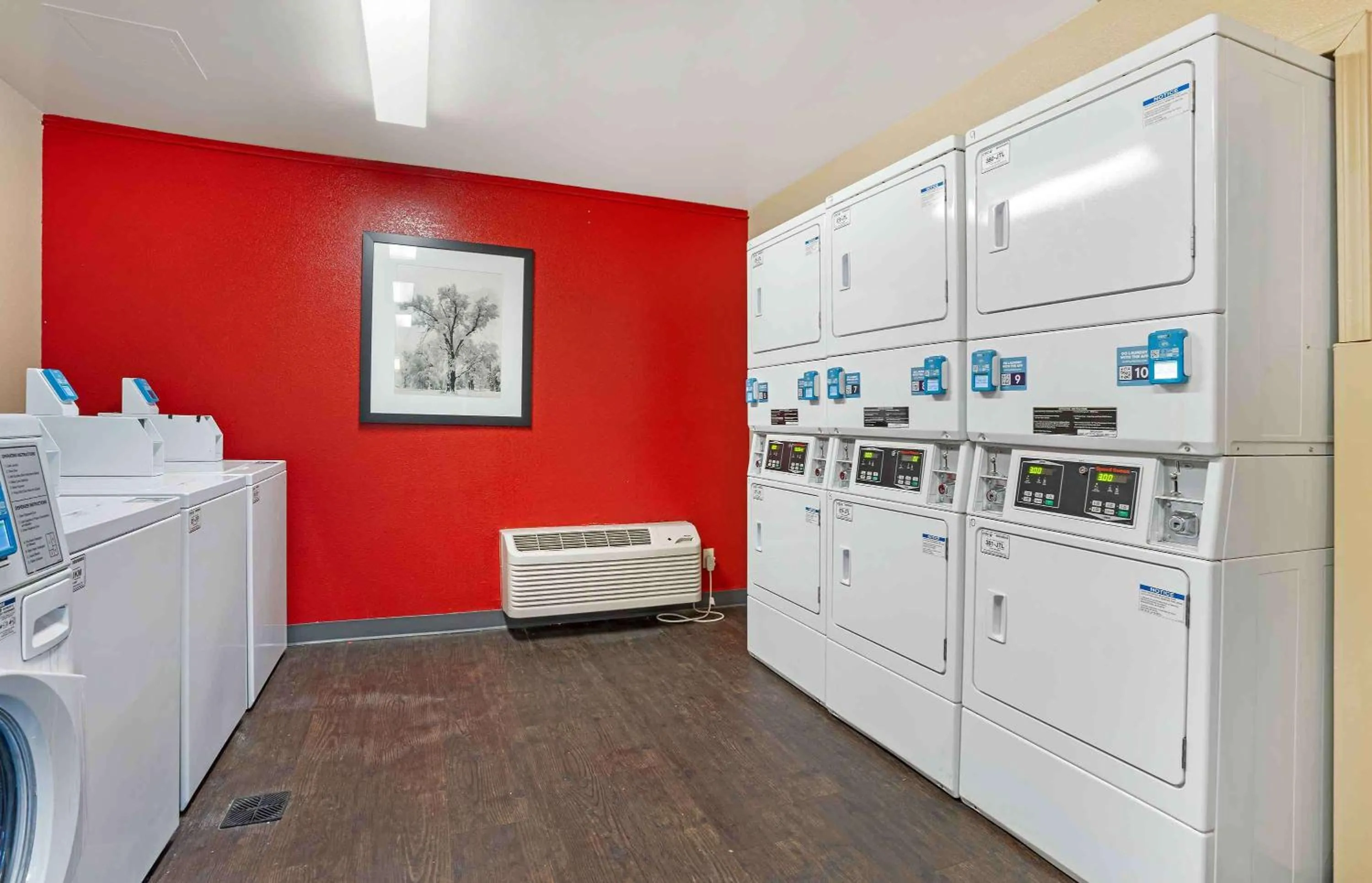 Property building in Extended Stay America Suites - Richmond - Hilltop Mall