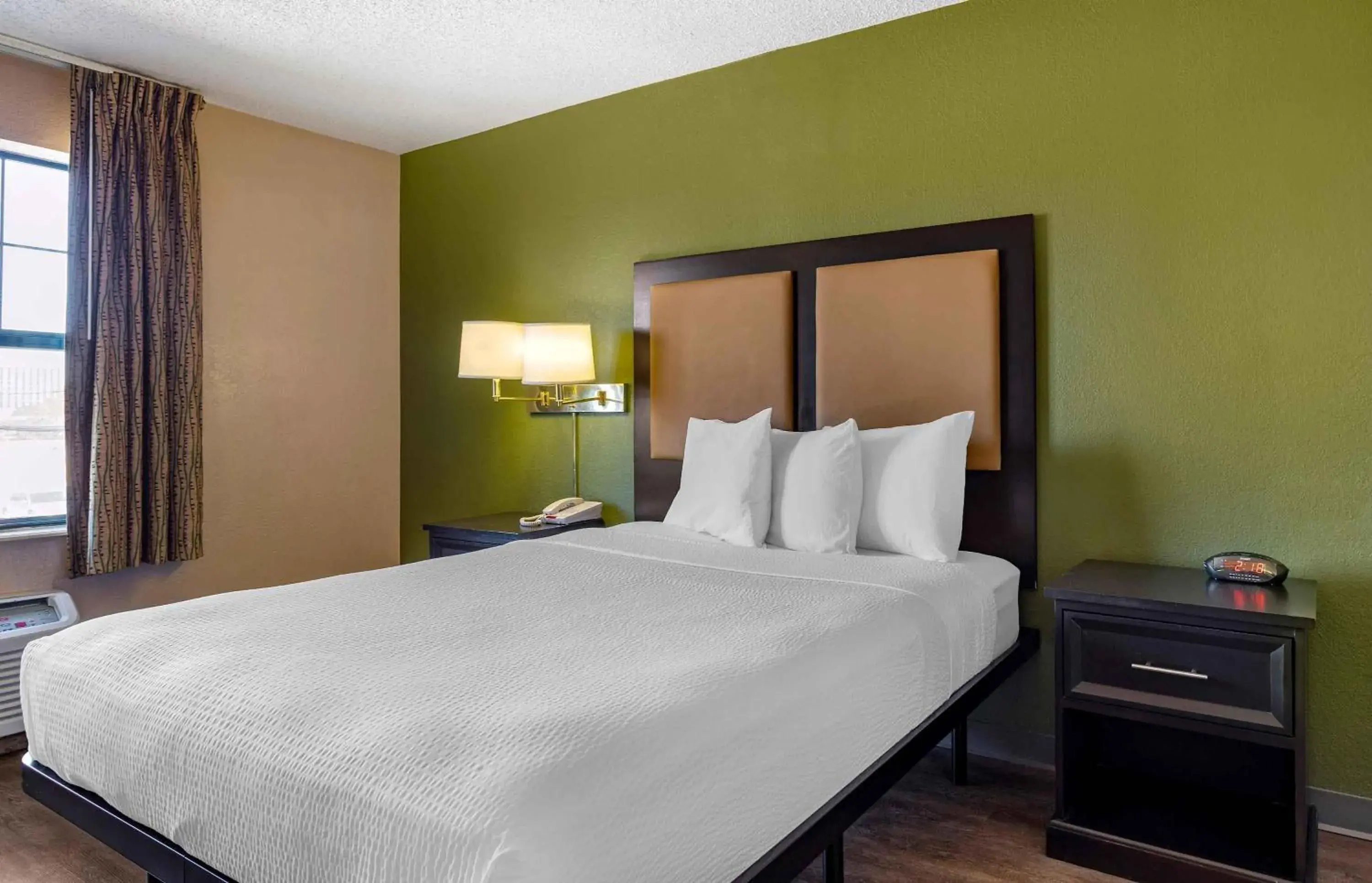 Bedroom, Bed in Extended Stay America Suites - Houston - Westchase - Richmond Bedroom, Bed in Extended Stay America Suites - Houston - Westchase - Richmond