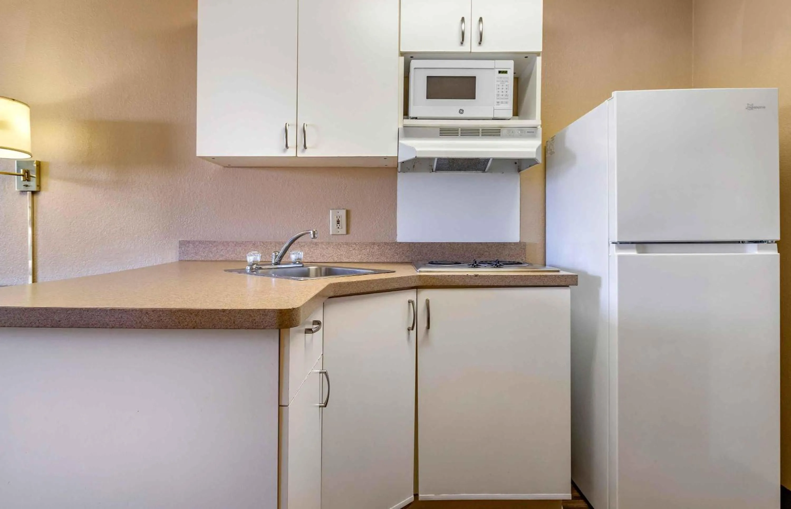 Kitchen or kitchenette in Extended Stay America Suites - Houston - Westchase - Richmond