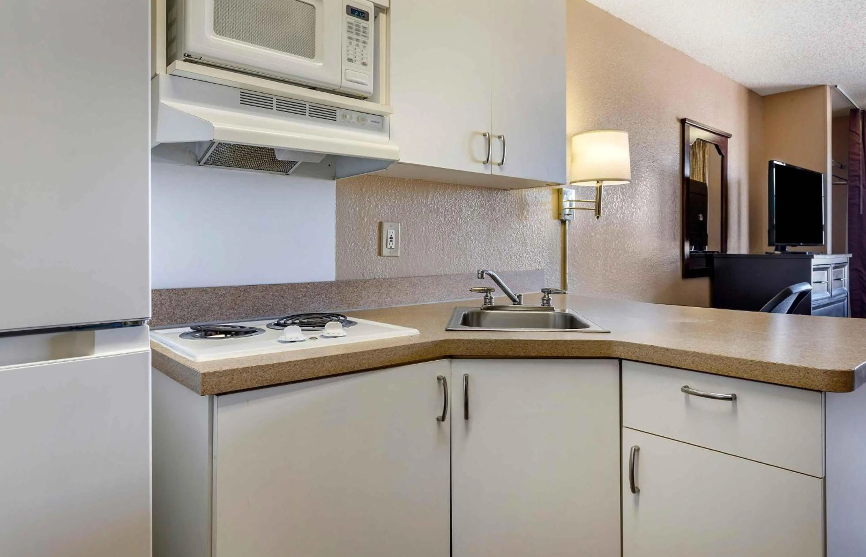 Kitchen or kitchenette in Extended Stay America Suites - Houston - Westchase - Richmond