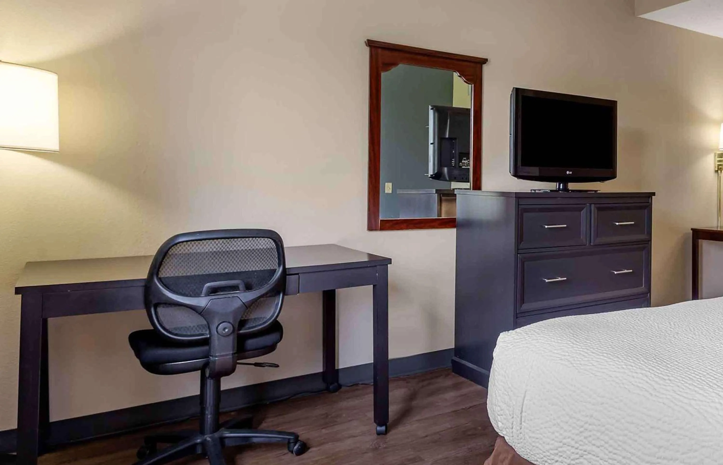 Bedroom, Bed in Extended Stay America Suites - Philadelphia - Bensalem