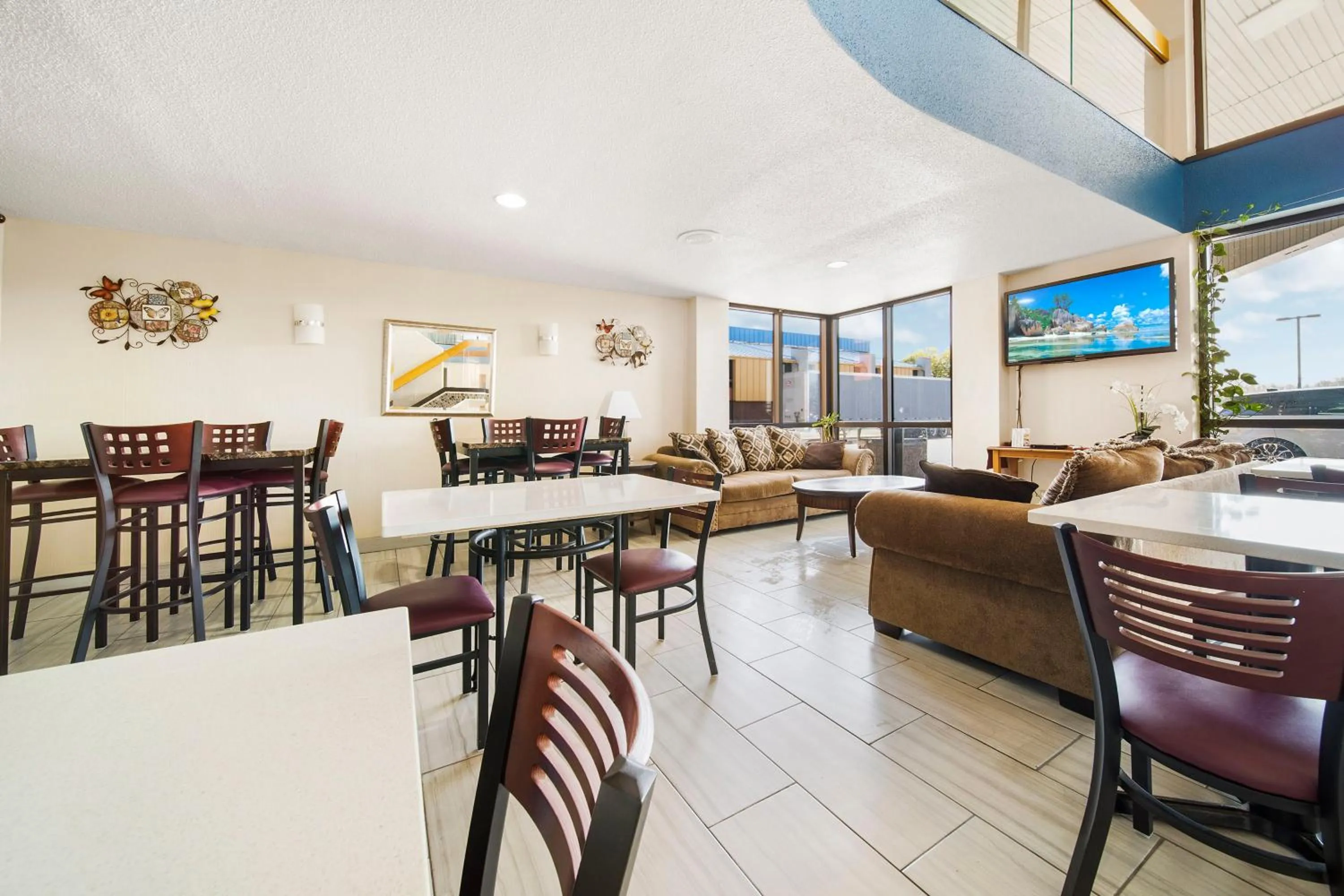 Lounge or bar, Restaurant/Places to Eat in Baymont by Wyndham Muncie Near Ball State University