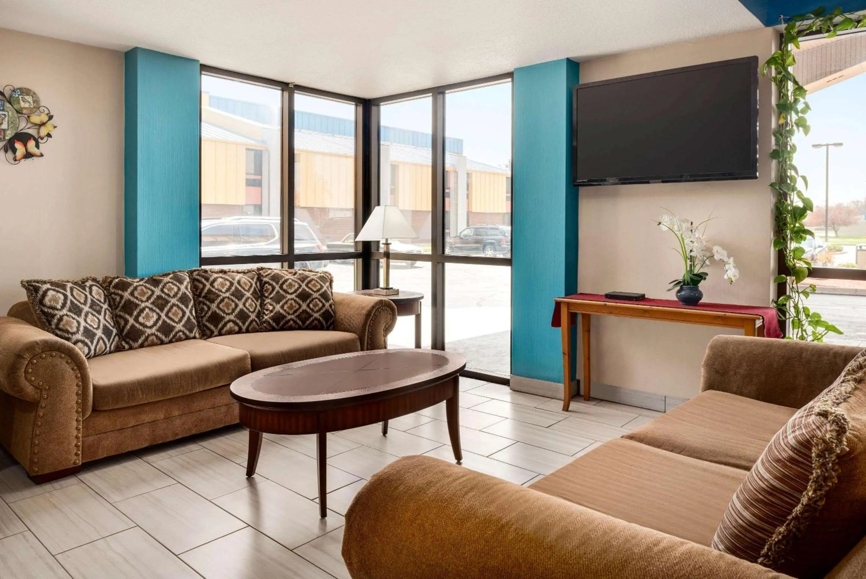 Lobby or reception, Seating Area in Baymont by Wyndham Muncie Near Ball State University