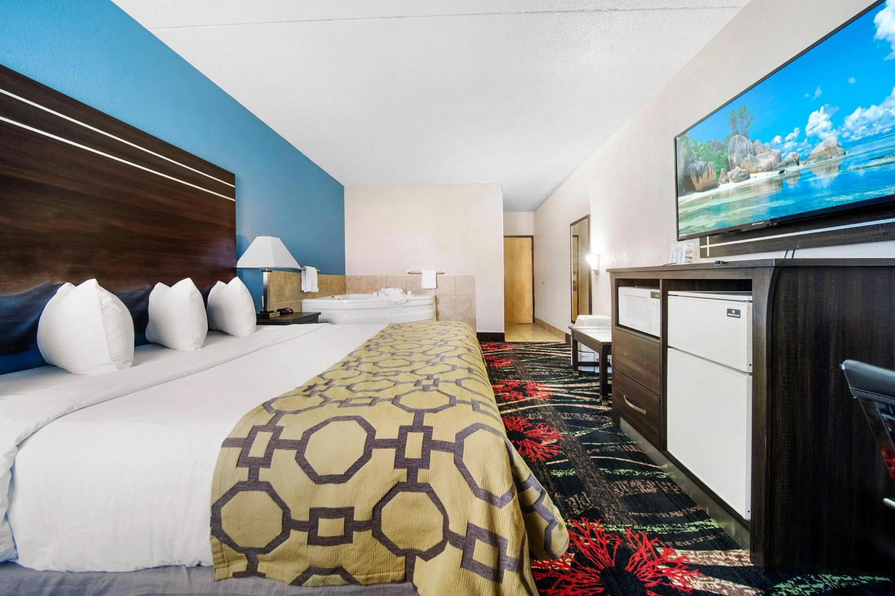 TV and multimedia, Bed in Baymont by Wyndham Muncie Near Ball State University