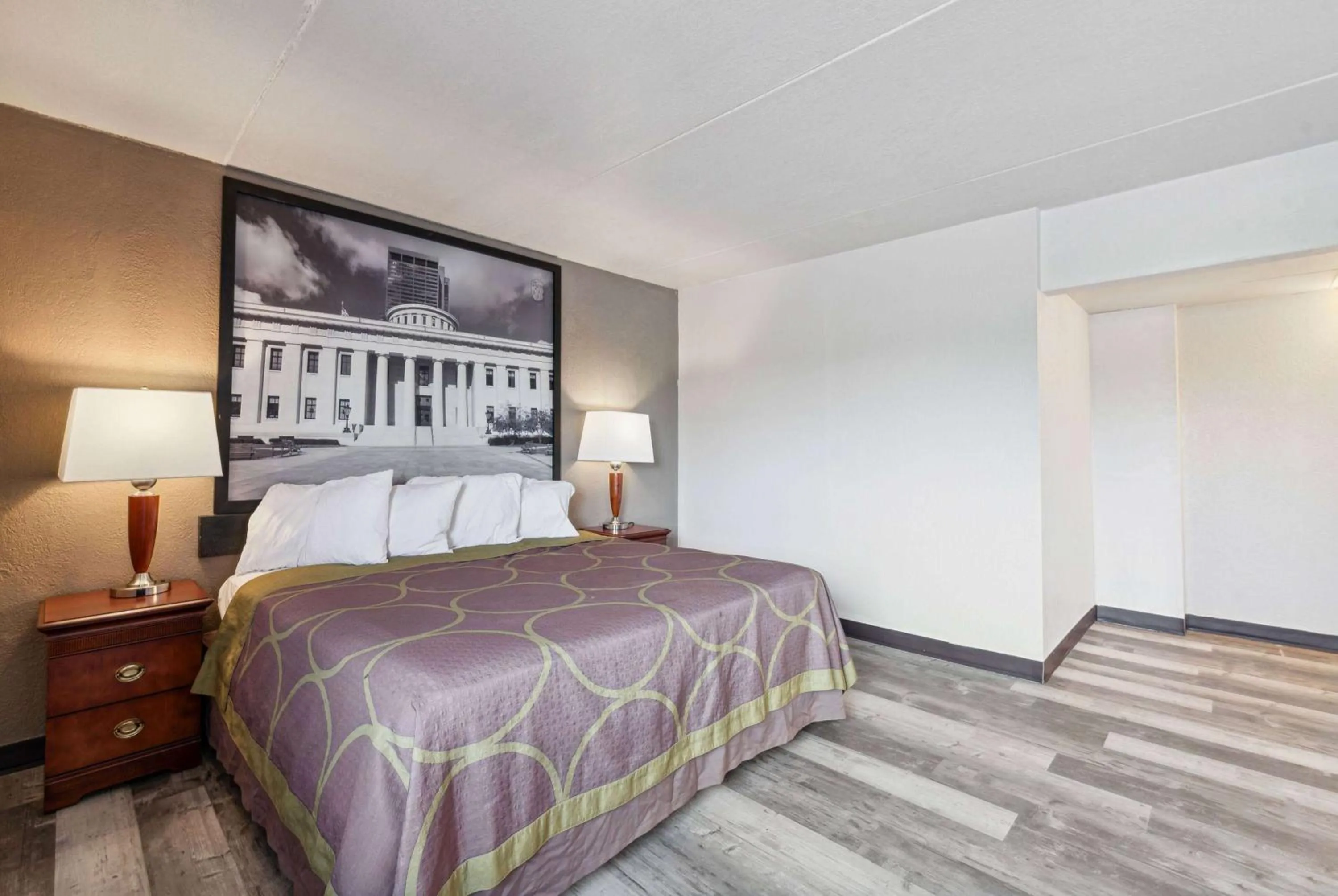 Photo of the whole room, Bed in Super 8 by Wyndham Millbury/Toledo