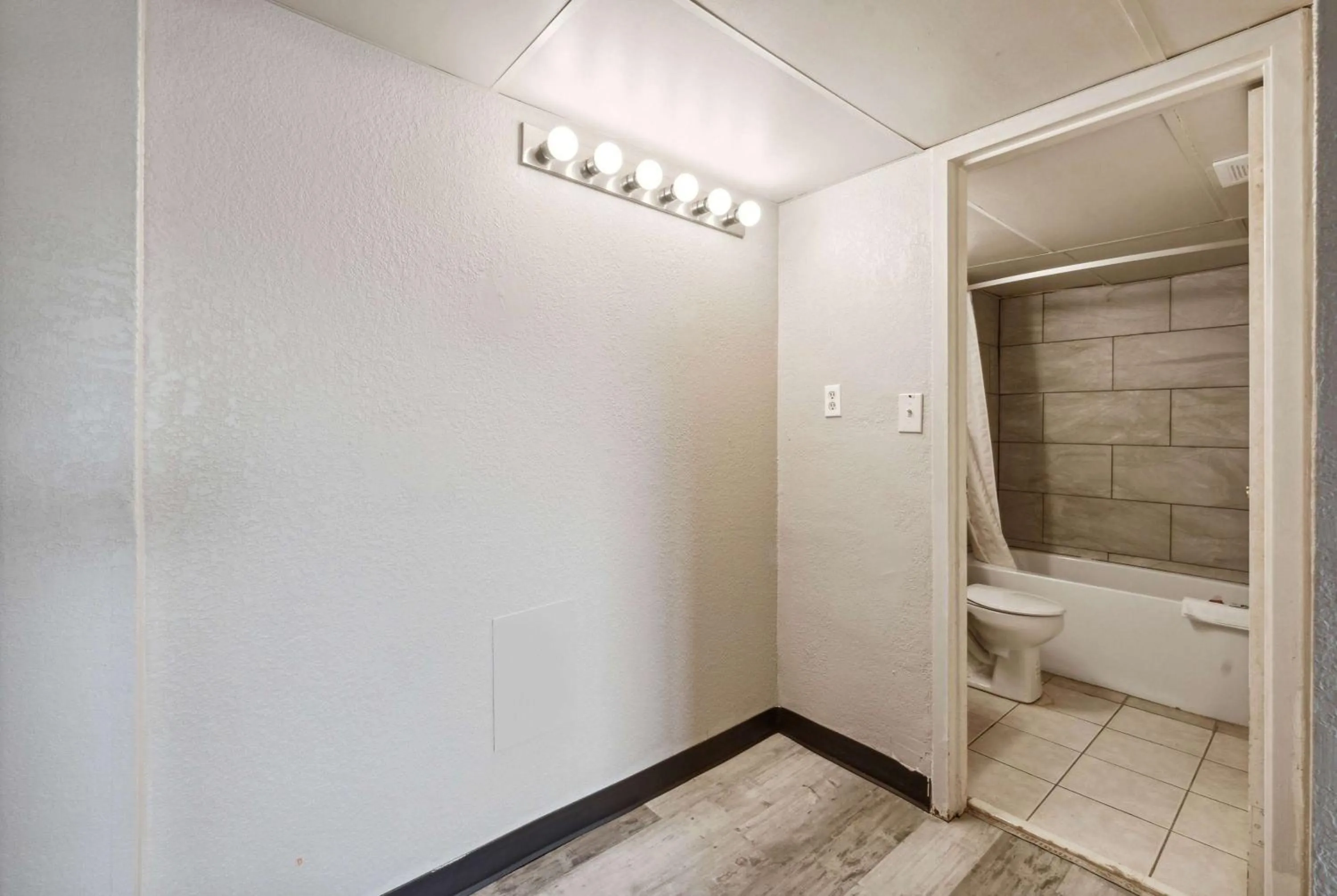 TV and multimedia in Super 8 by Wyndham Millbury/Toledo