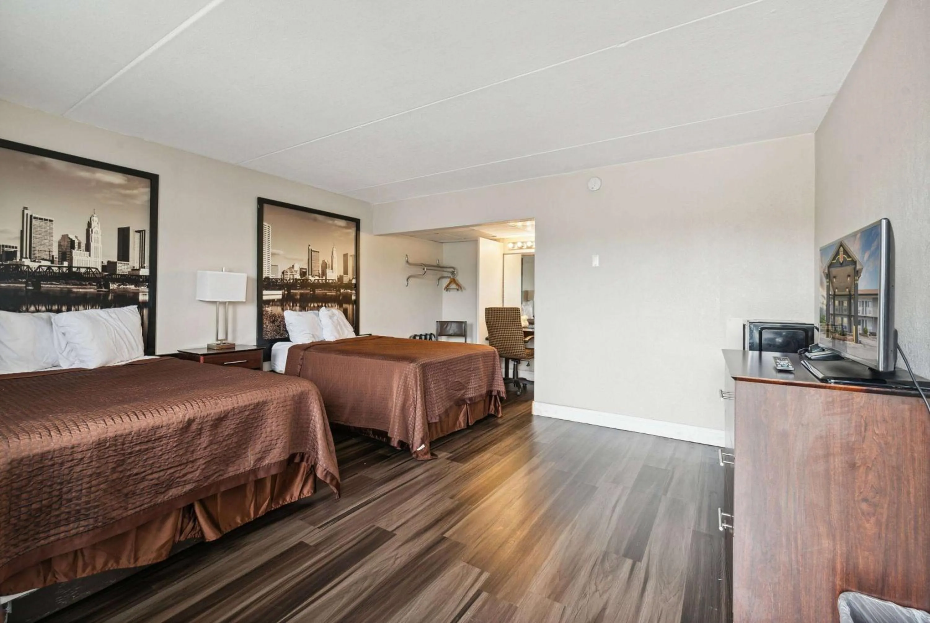 Photo of the whole room, Bed in Super 8 by Wyndham Millbury/Toledo