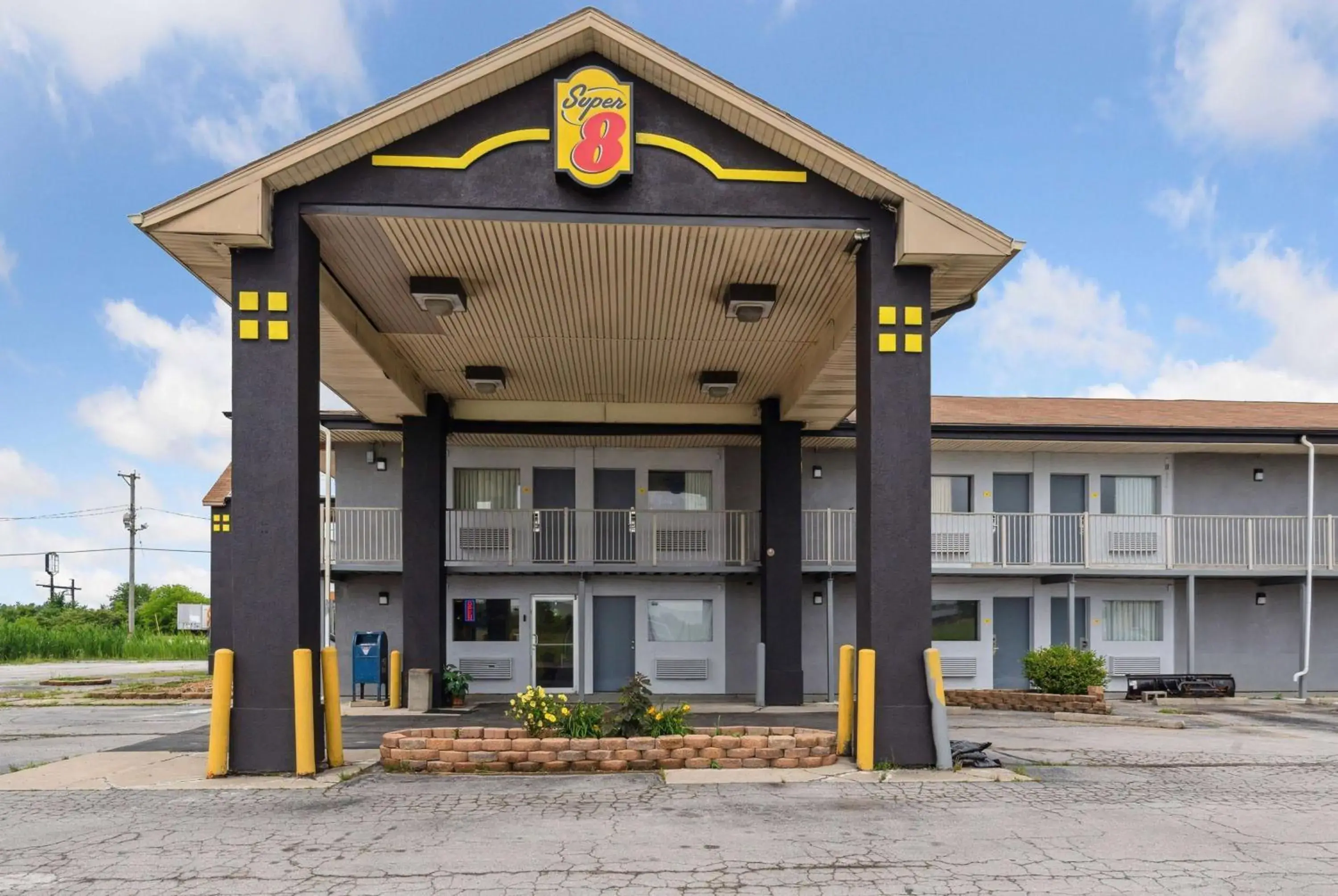 Property building in Super 8 by Wyndham Millbury/Toledo Property building in Super 8 by Wyndham Millbury/Toledo