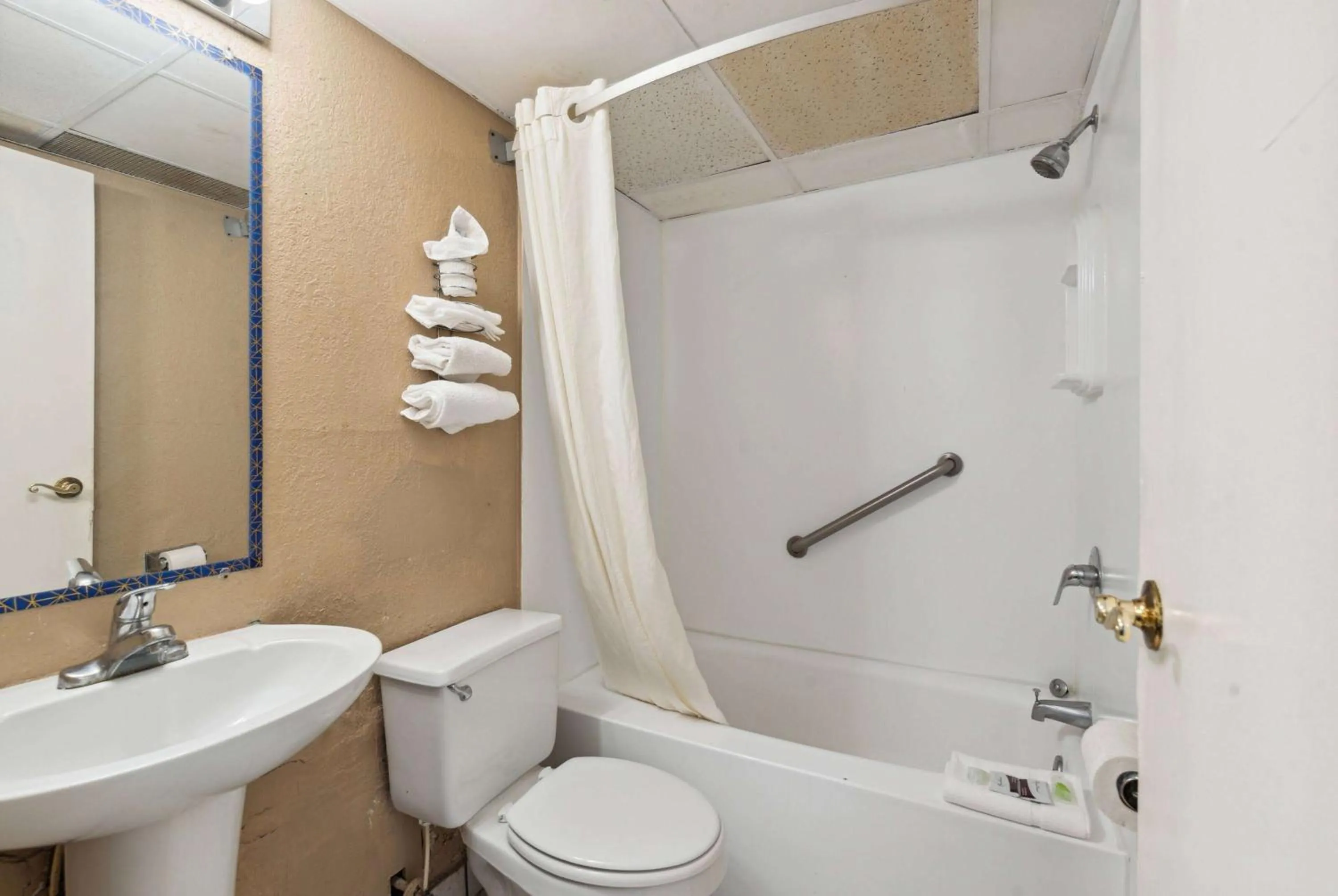 TV and multimedia in Super 8 by Wyndham Millbury/Toledo