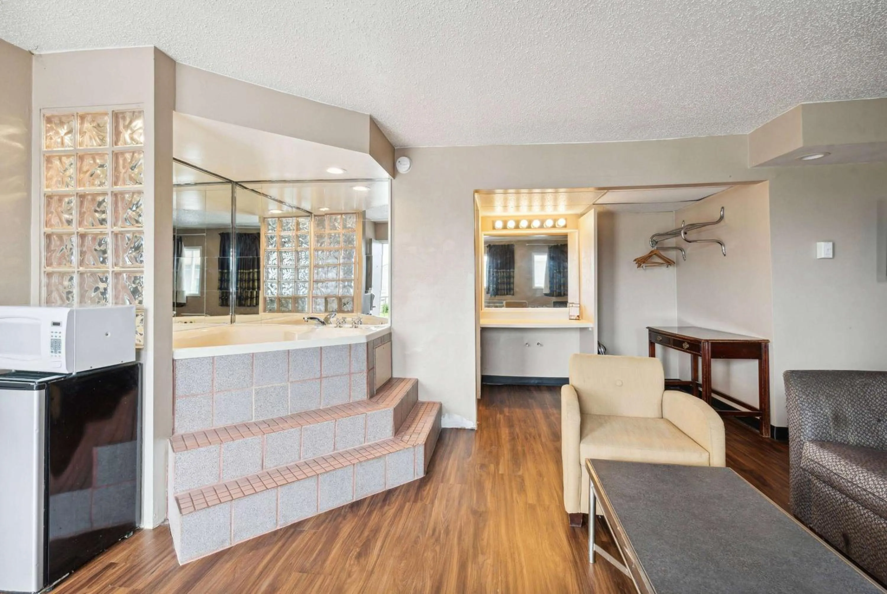 Photo of the whole room in Super 8 by Wyndham Millbury/Toledo