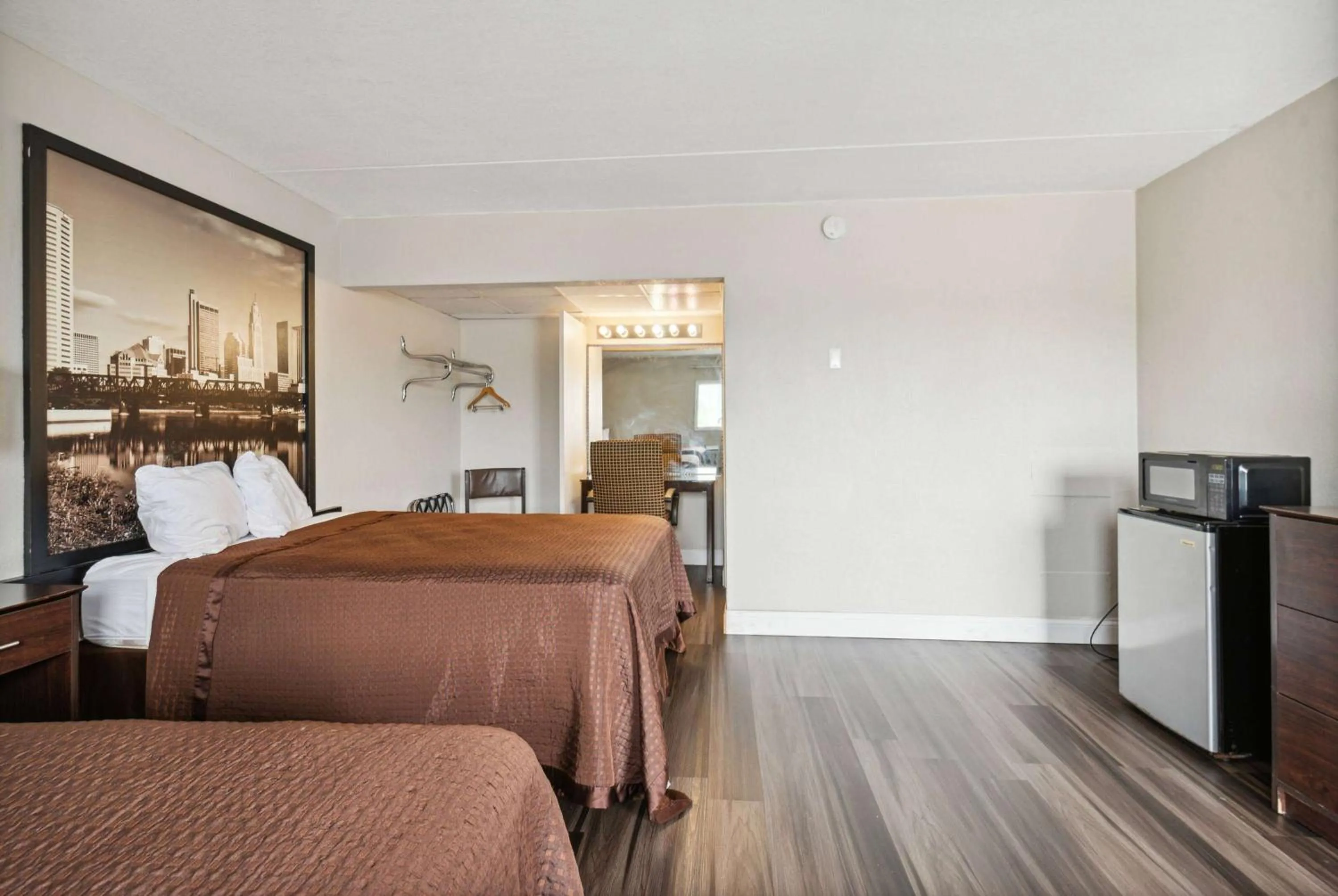 Photo of the whole room, Bed in Super 8 by Wyndham Millbury/Toledo