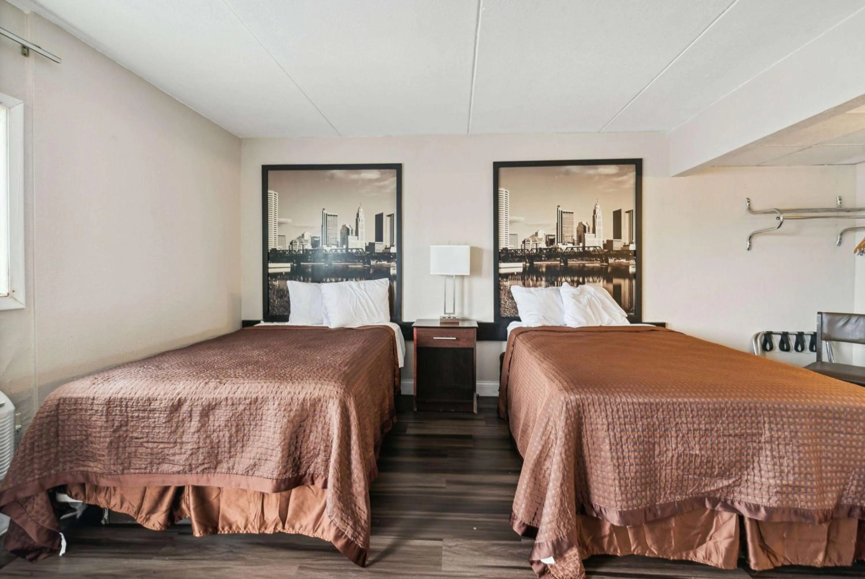 Photo of the whole room, Bed in Super 8 by Wyndham Millbury/Toledo