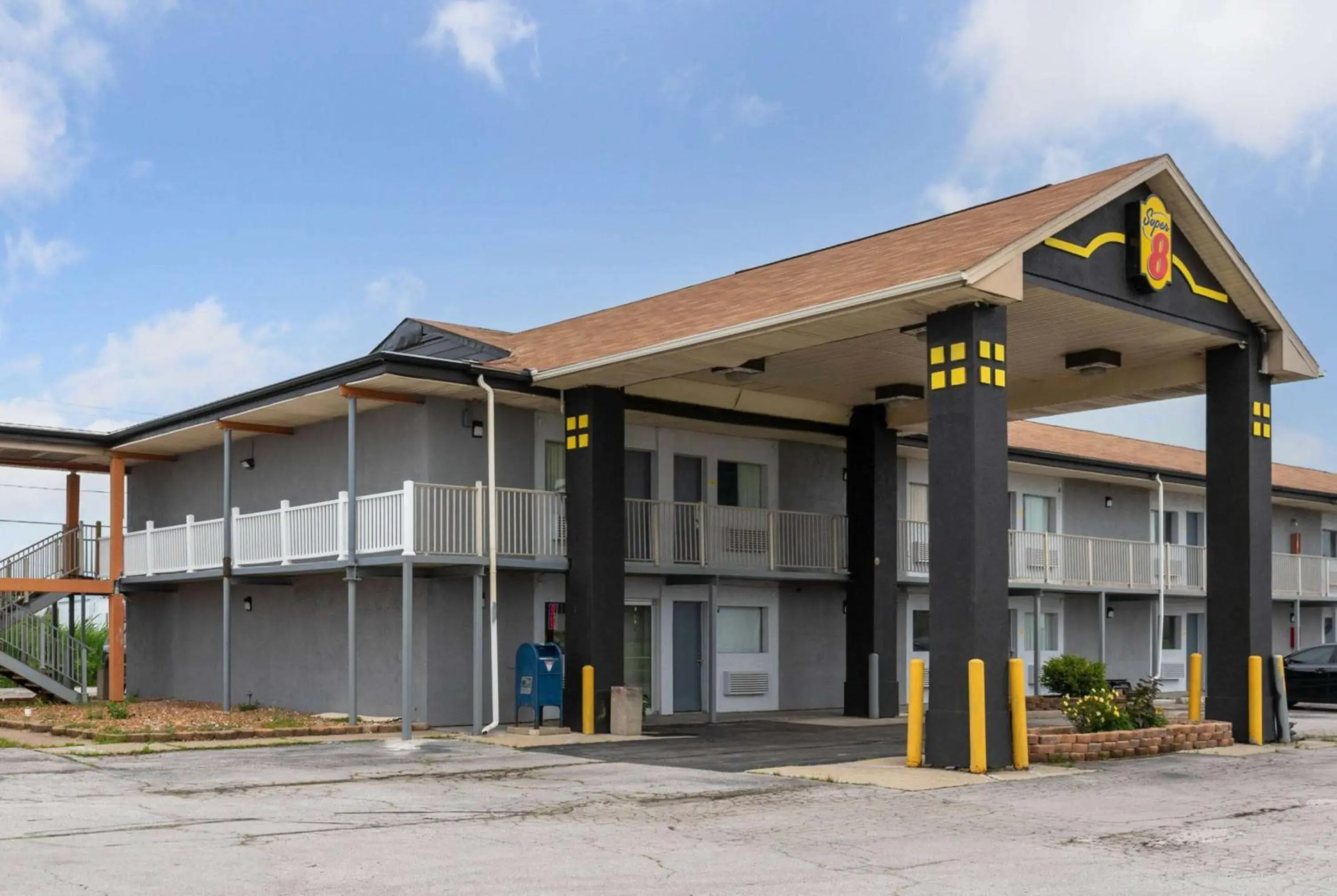 Property building in Super 8 by Wyndham Millbury/Toledo Property building in Super 8 by Wyndham Millbury/Toledo