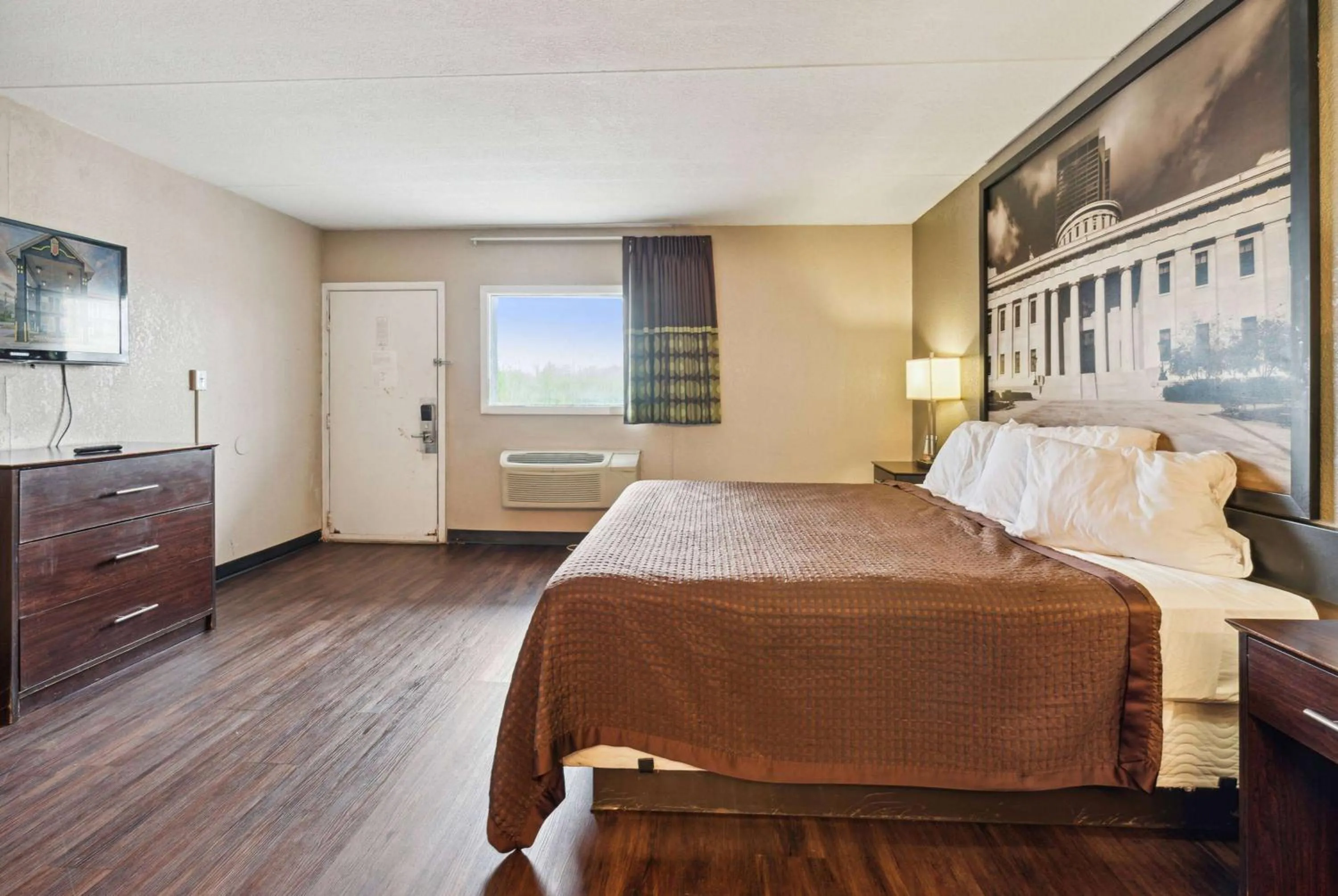 Photo of the whole room, Bed in Super 8 by Wyndham Millbury/Toledo