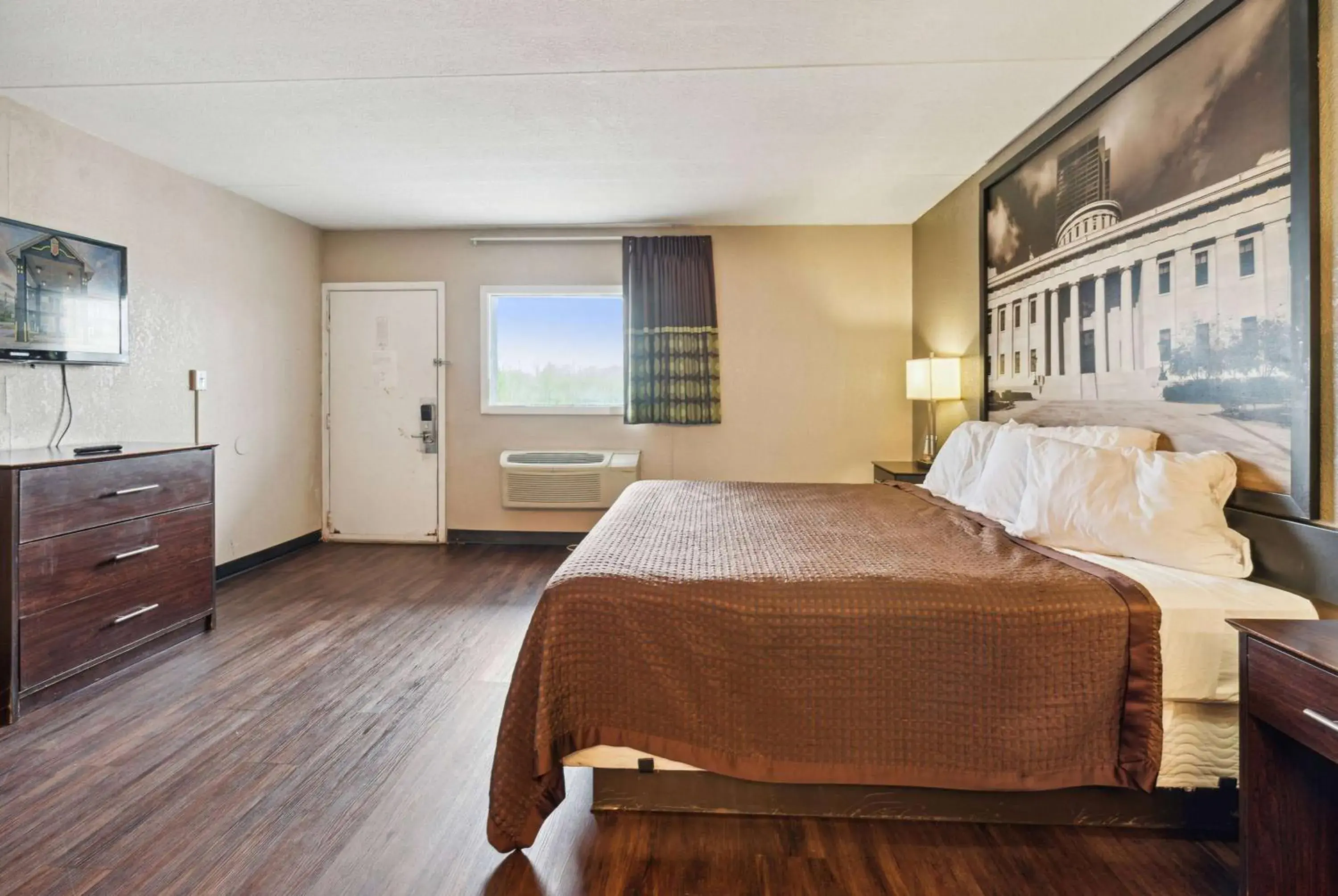 King Room -Smoking in Super 8 by Wyndham Millbury/Toledo King Room -Smoking in Super 8 by Wyndham Millbury/Toledo