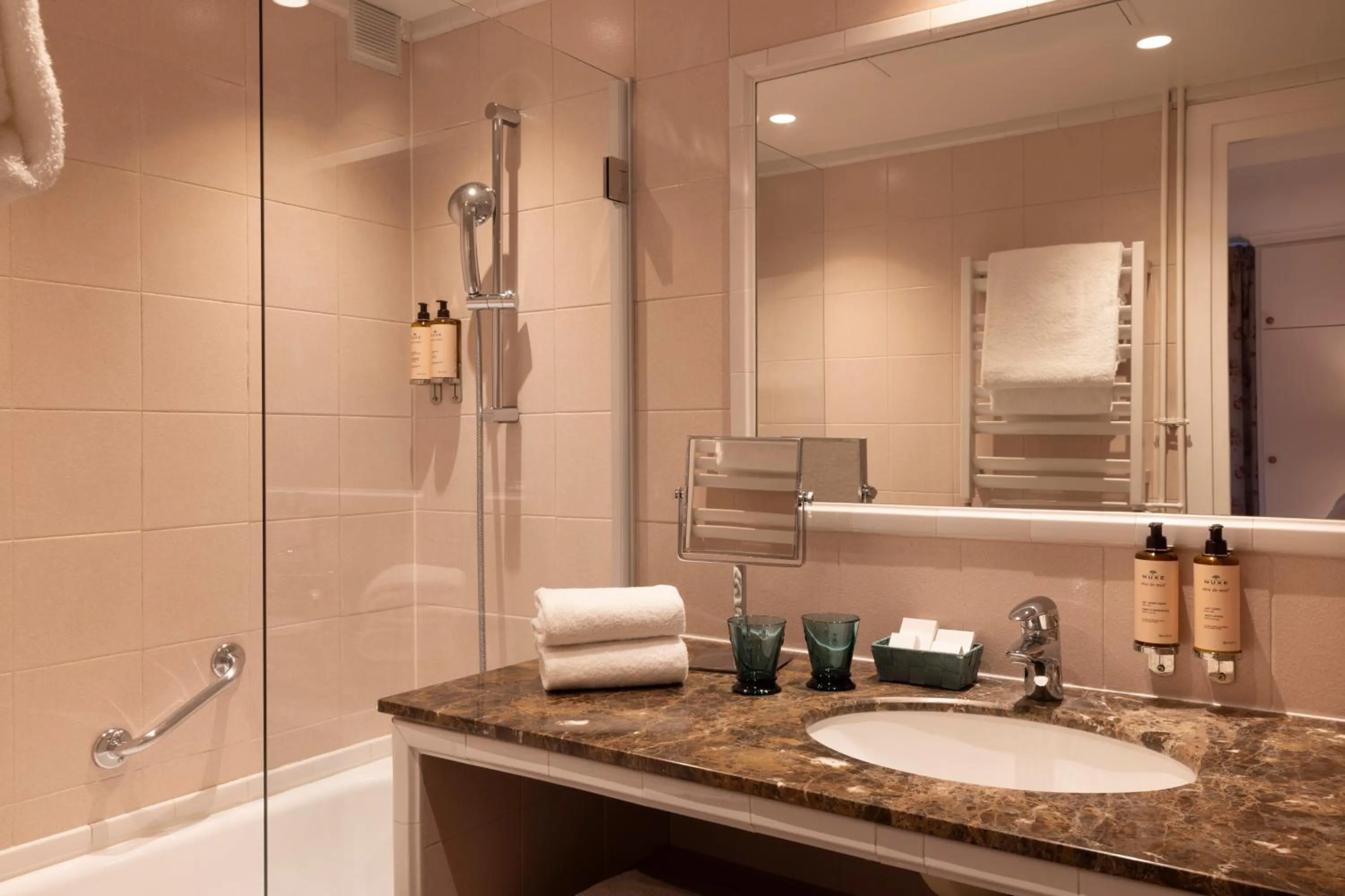 Bathroom in Hôtel Le Saint Gregoire