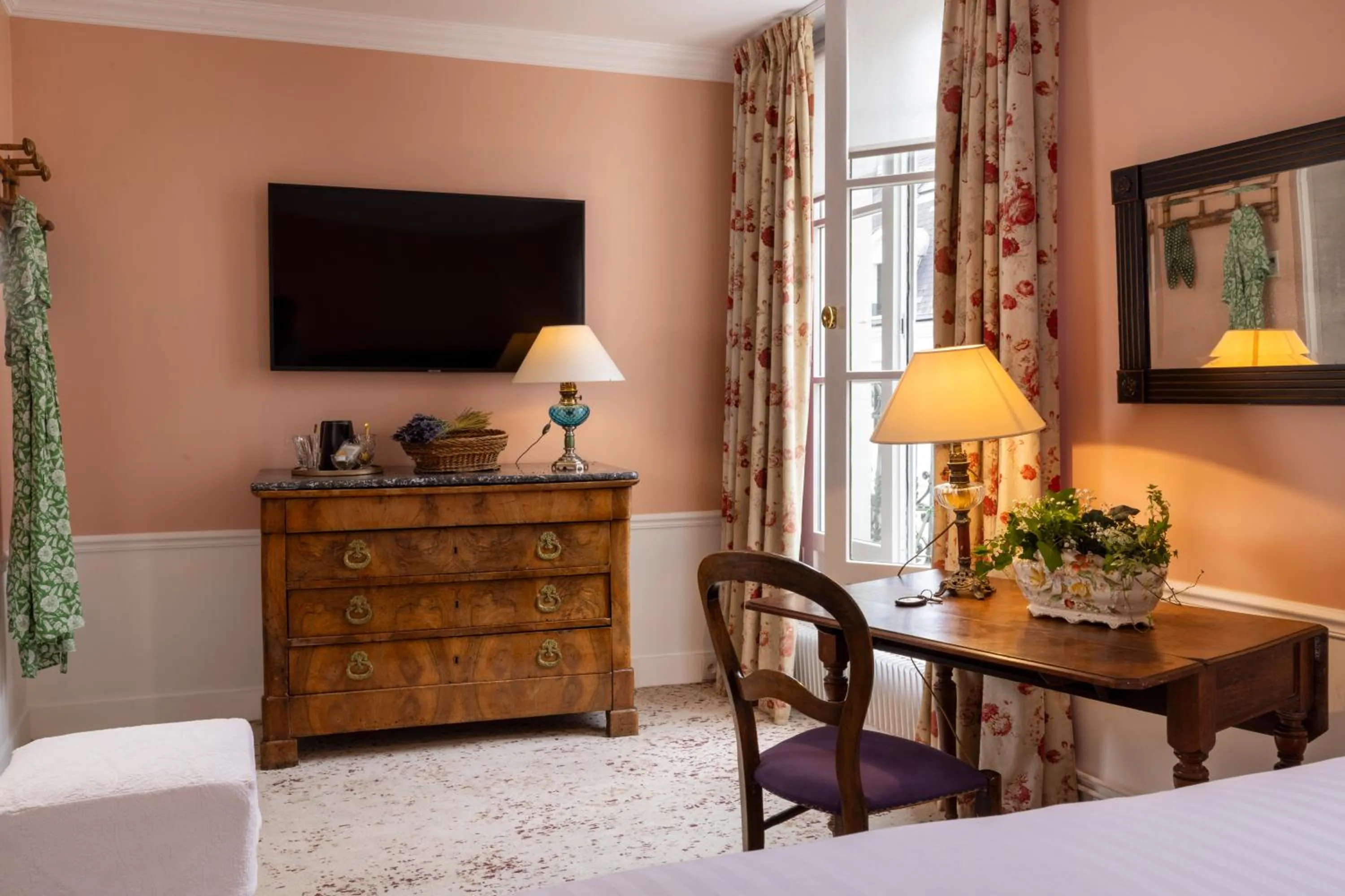Bedroom in Hôtel Le Saint Gregoire