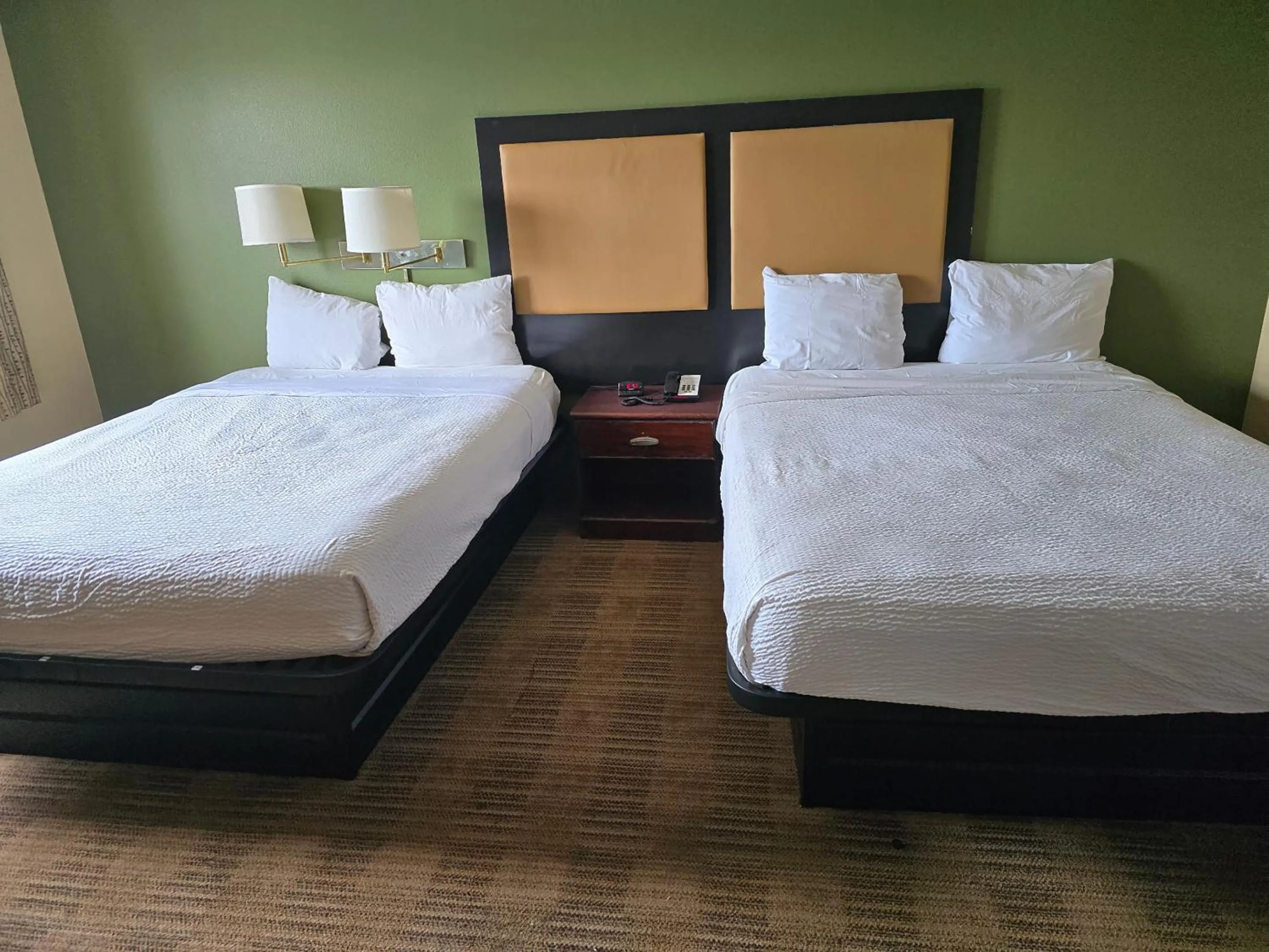 Bedroom, Bed in Suburban Studios