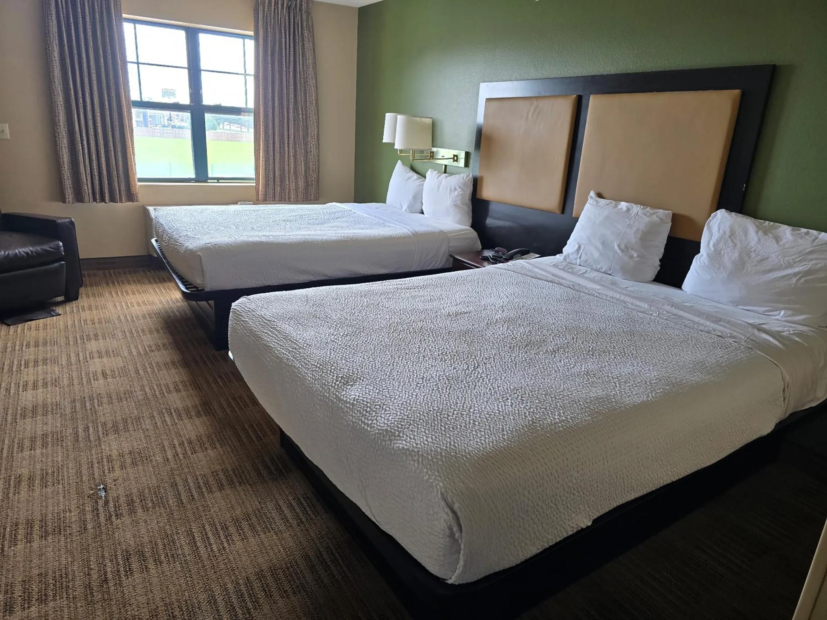 Bedroom, Bed in Suburban Studios