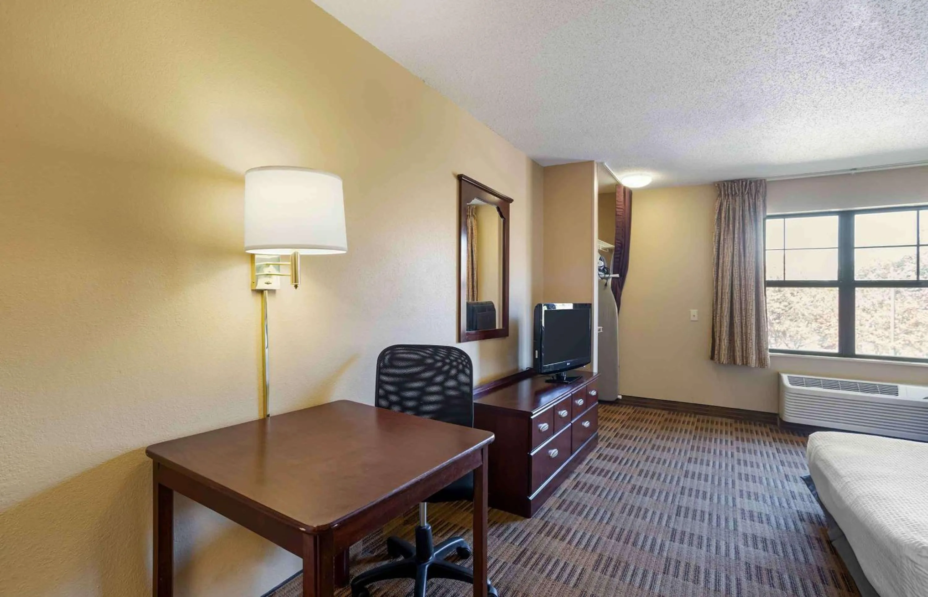 Bedroom, Bed in Extended Stay America Suites - Frederick - Westview Dr