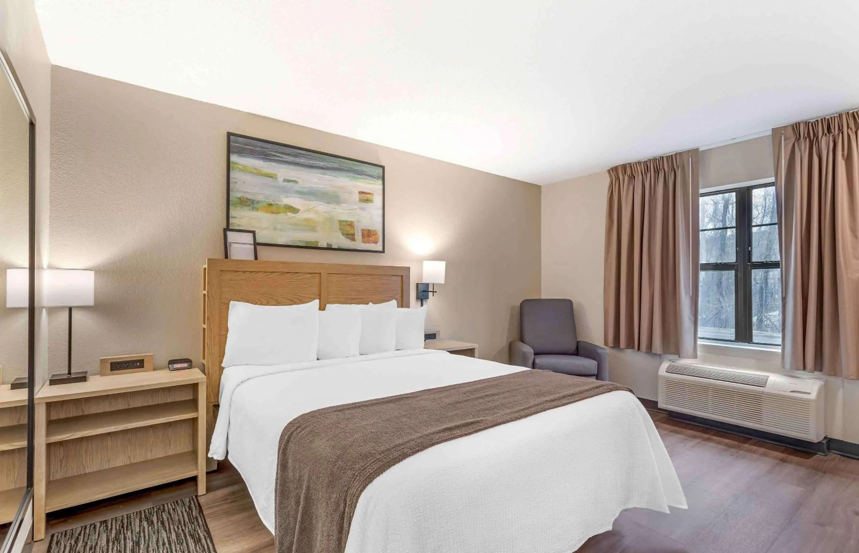 Bedroom, Bed in Extended Stay America Suites - Asheville - Tunnel Rd