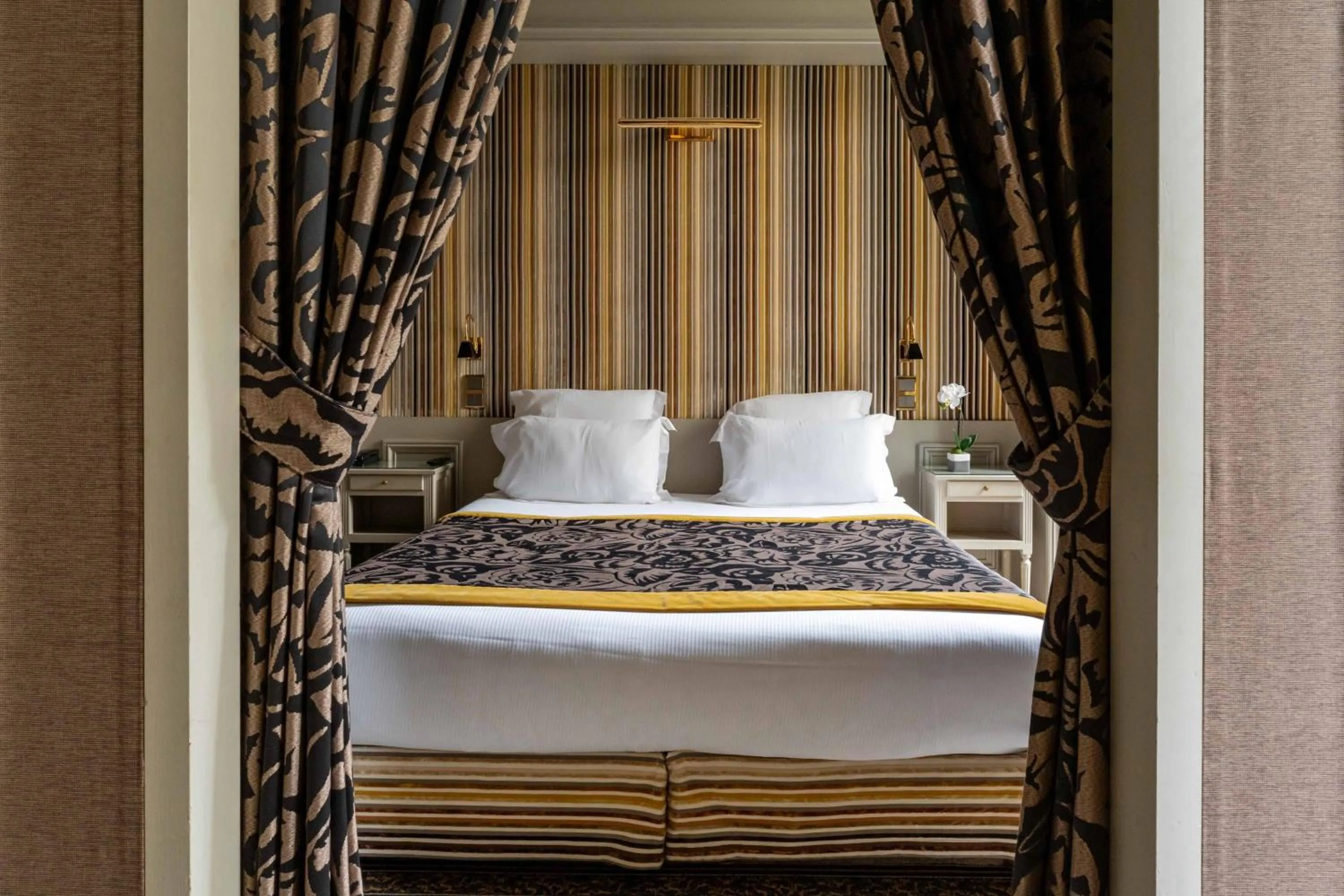 Bedroom, Bed in Hôtel Regent's Garden - Astotel