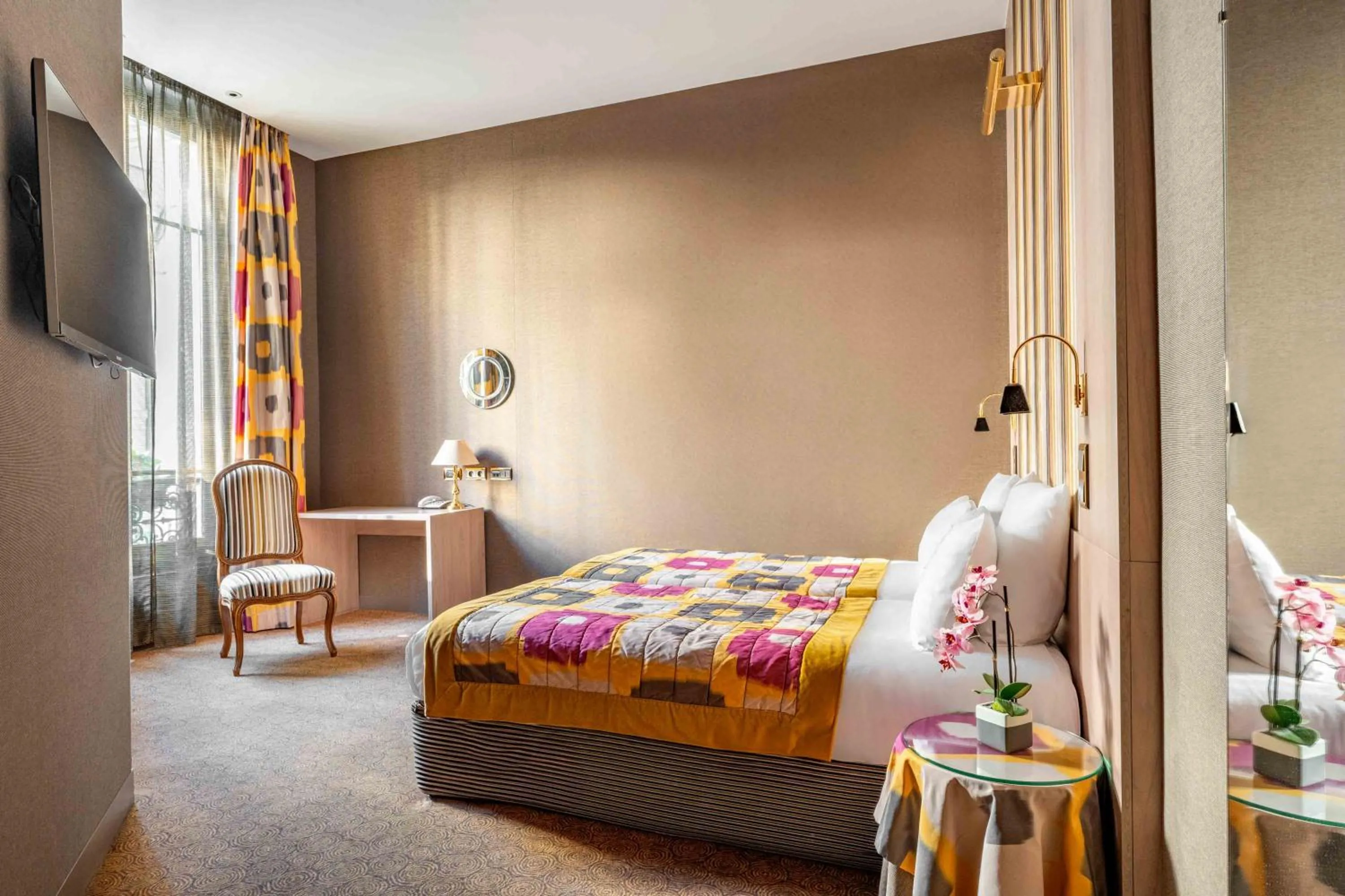 Bedroom, Bed in Hôtel Regent's Garden - Astotel