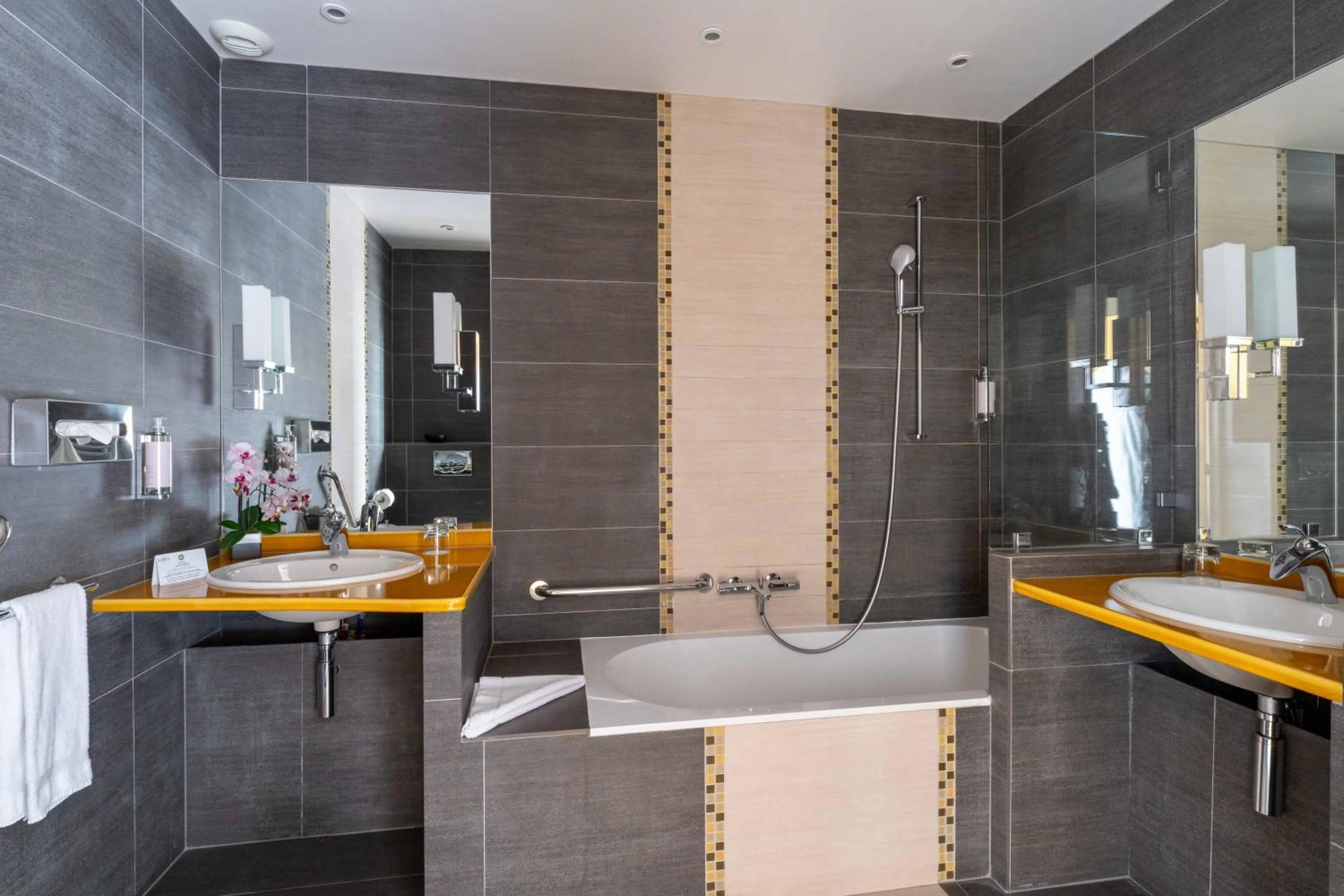 Bathroom in Hôtel Regent's Garden - Astotel