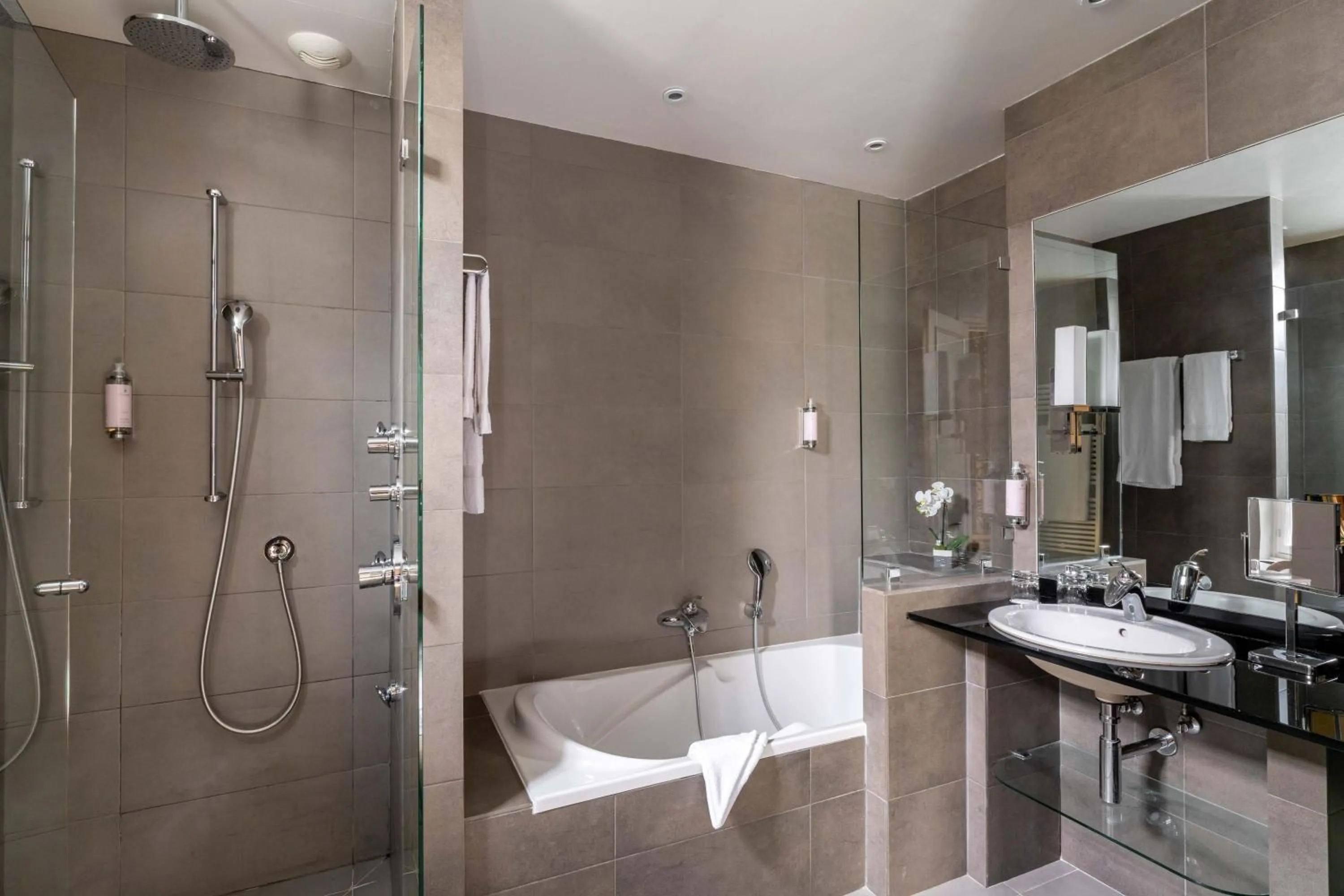 Bathroom in Hôtel Regent's Garden - Astotel