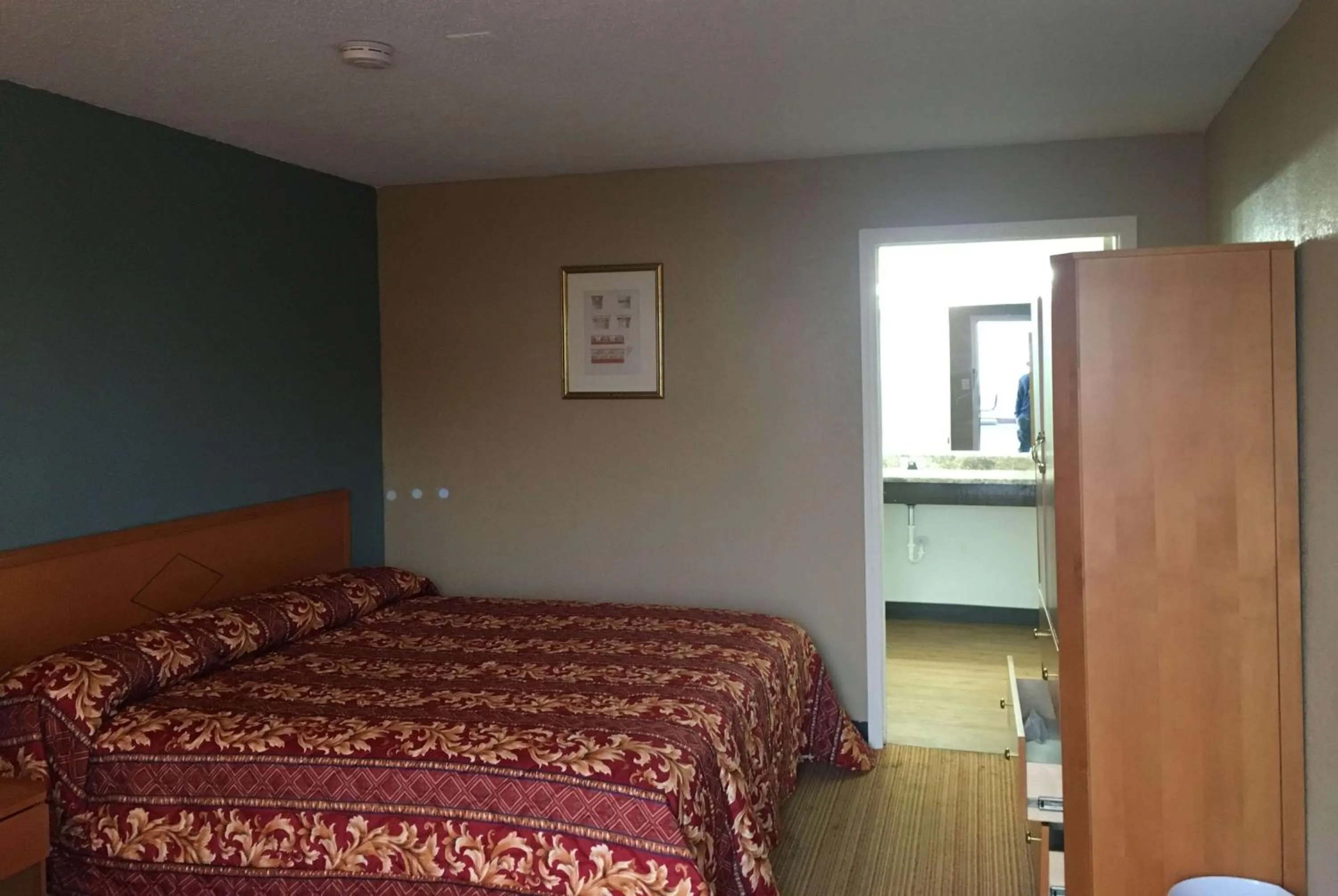 Photo of the whole room, Bed in Knights Inn Merrillville