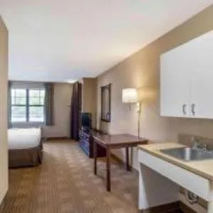 Kitchen or kitchenette, Bed in Suburban Studios Exton - Philadelphia Great Valley