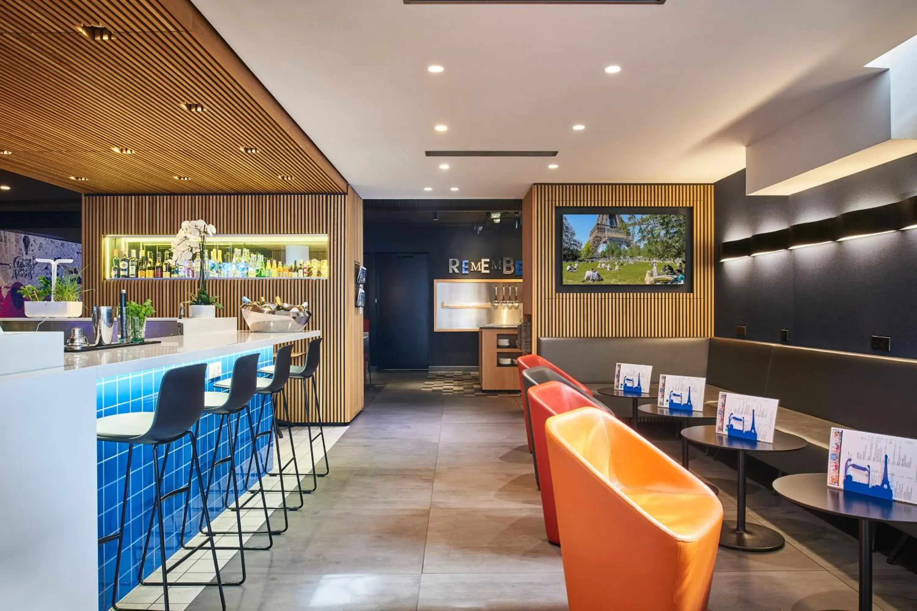 Lounge or bar in CAMPANILE PARIS 12 - Bercy Village Lounge or bar in CAMPANILE PARIS 12 - Bercy Village