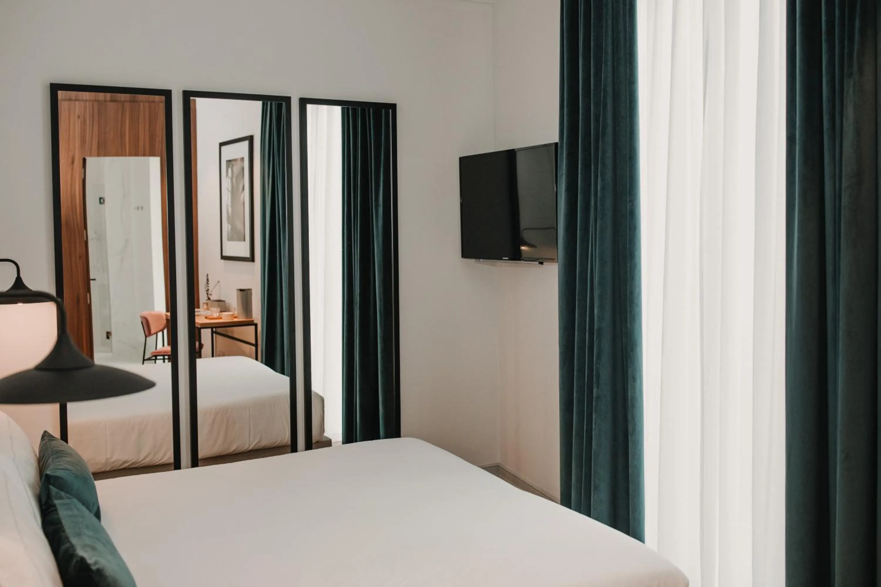 Photo of the whole room, Bed in Room Mate Helen Berger Boutique