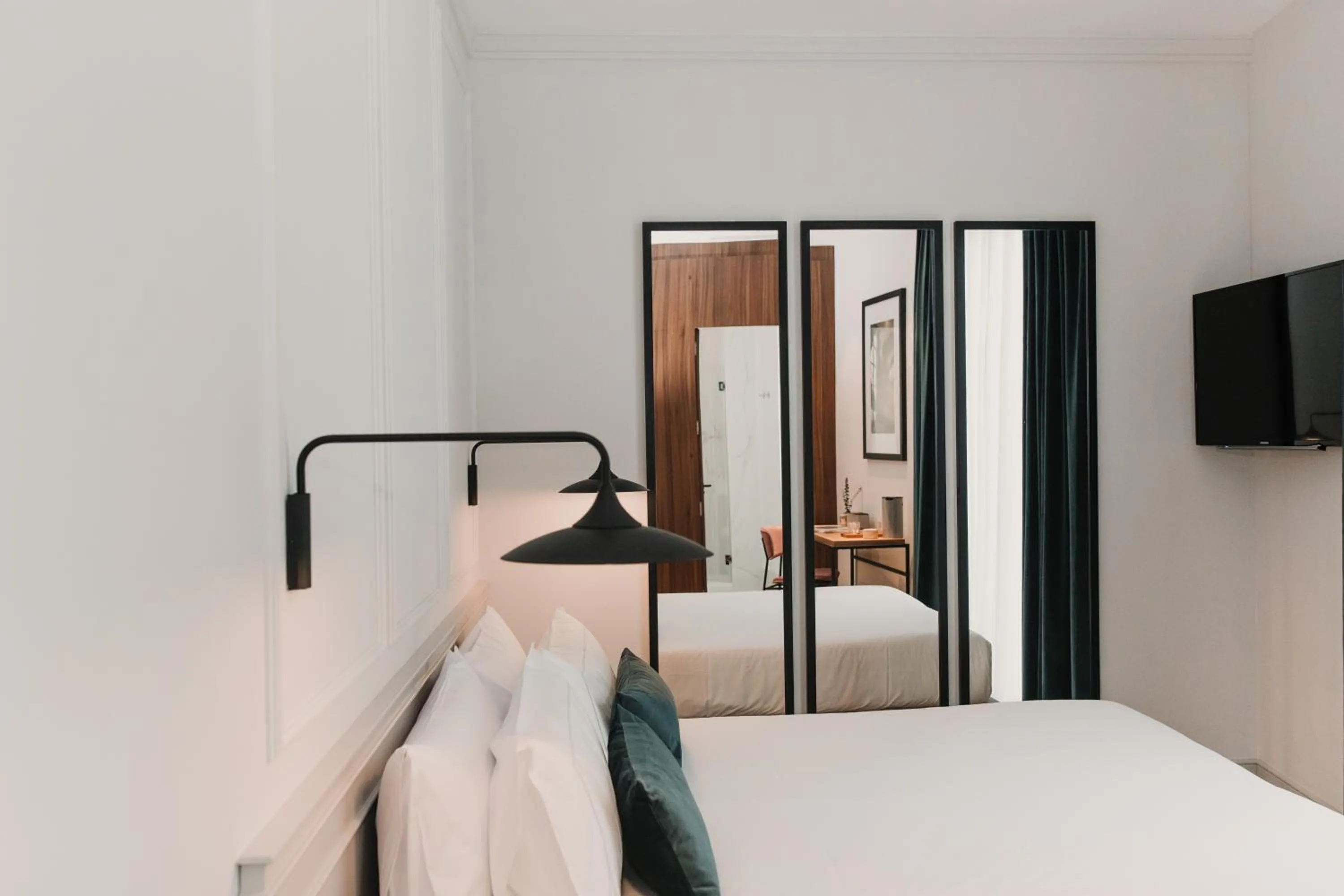 Photo of the whole room, Bed in Room Mate Helen Berger Boutique