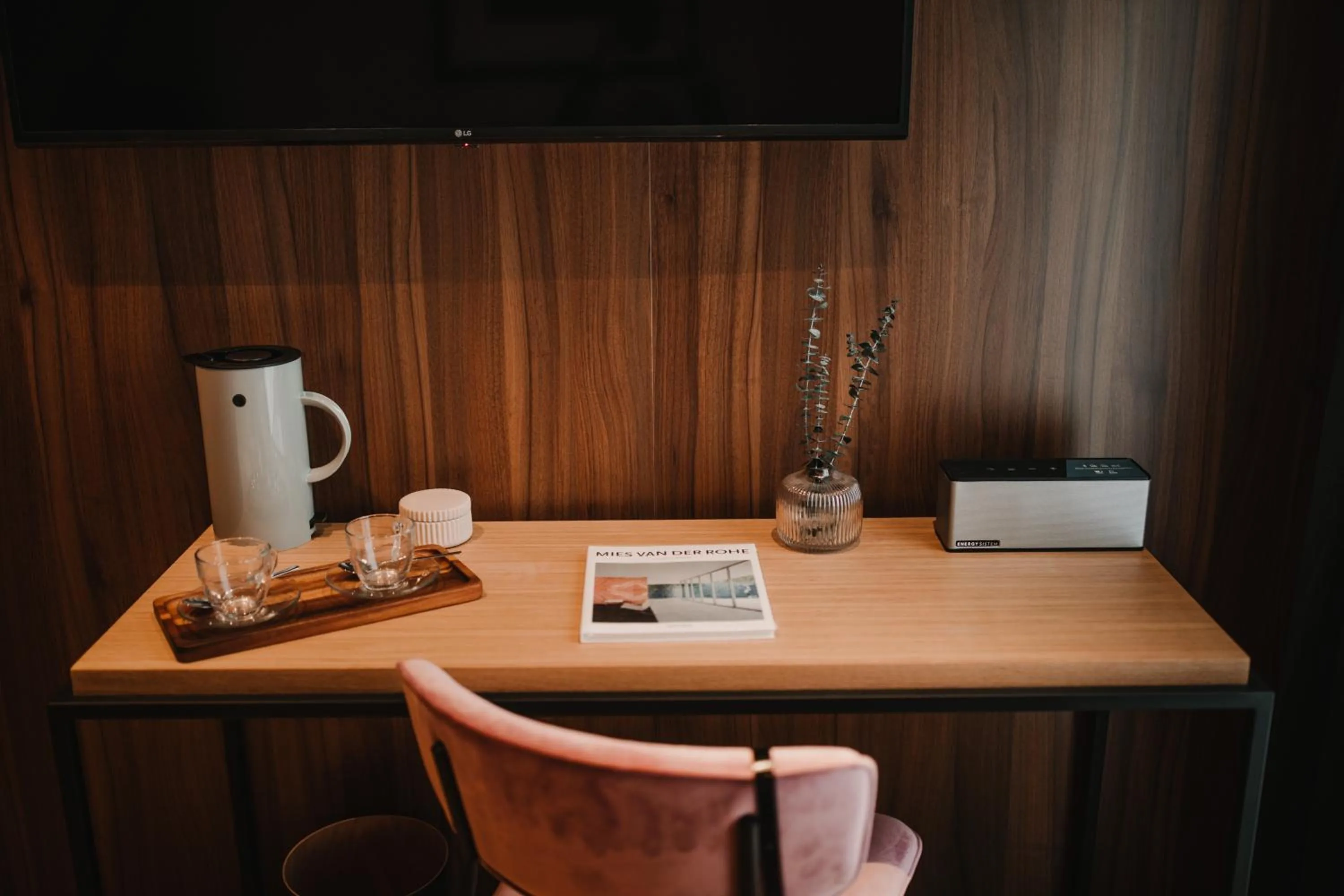 TV and multimedia in Room Mate Helen Berger Boutique