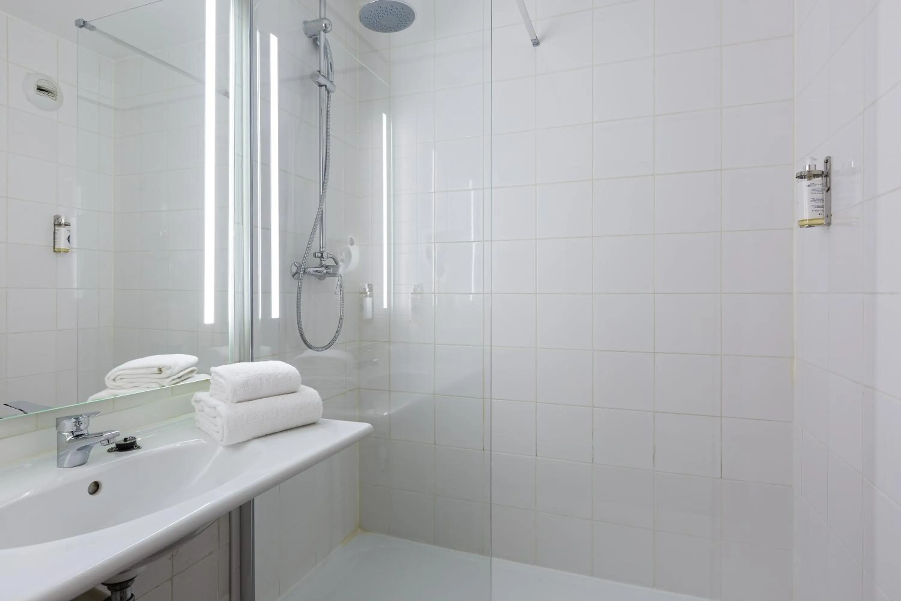 Bathroom in Comfort Hotel Paris Porte d'Ivry