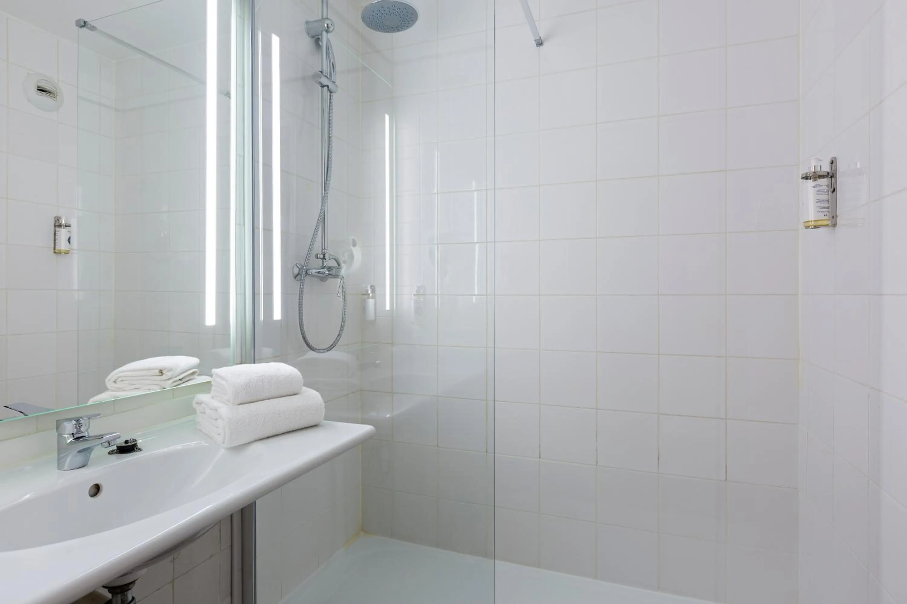 Bathroom in Comfort Hotel Paris Porte d'Ivry