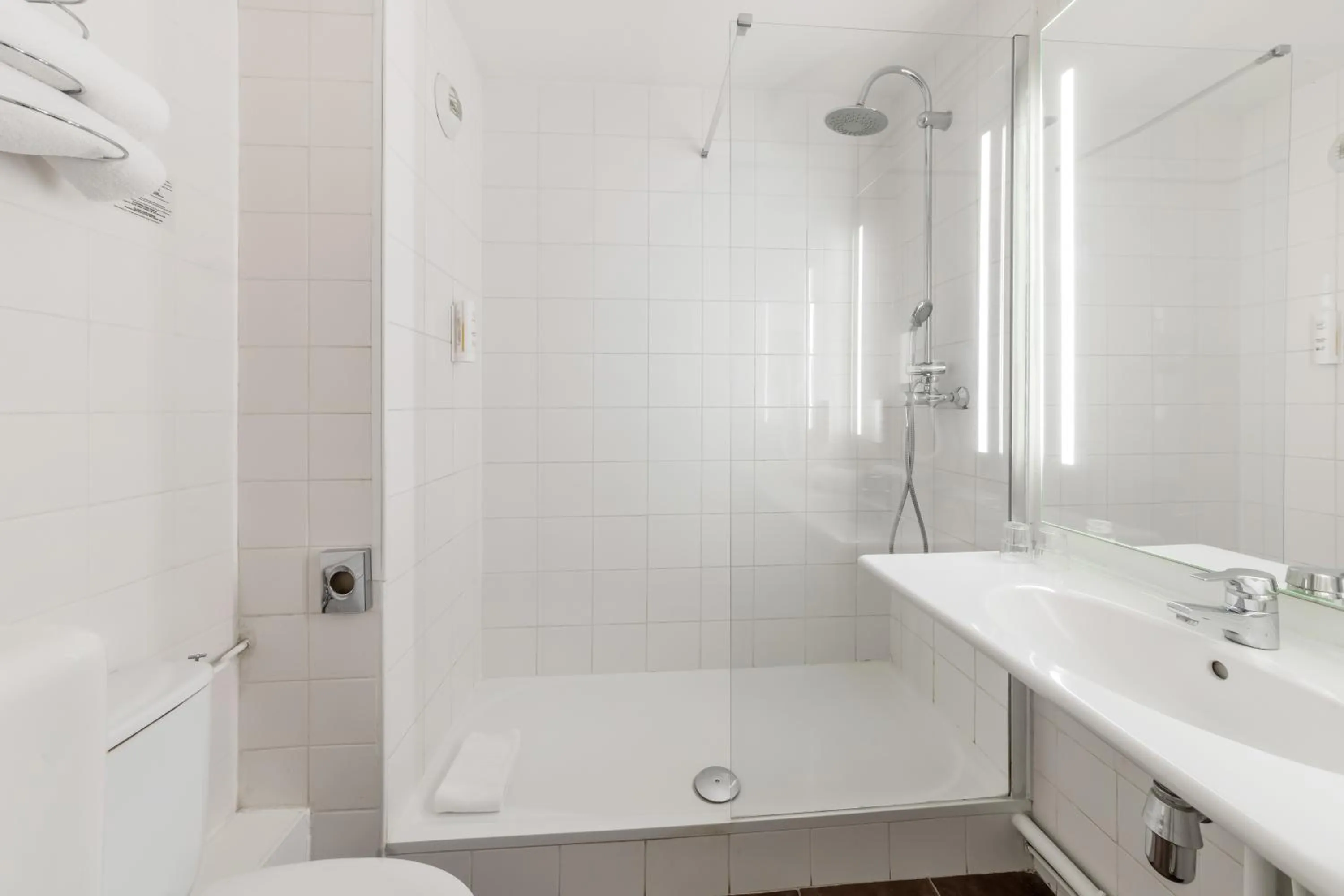 Bathroom in Comfort Hotel Paris Porte d'Ivry