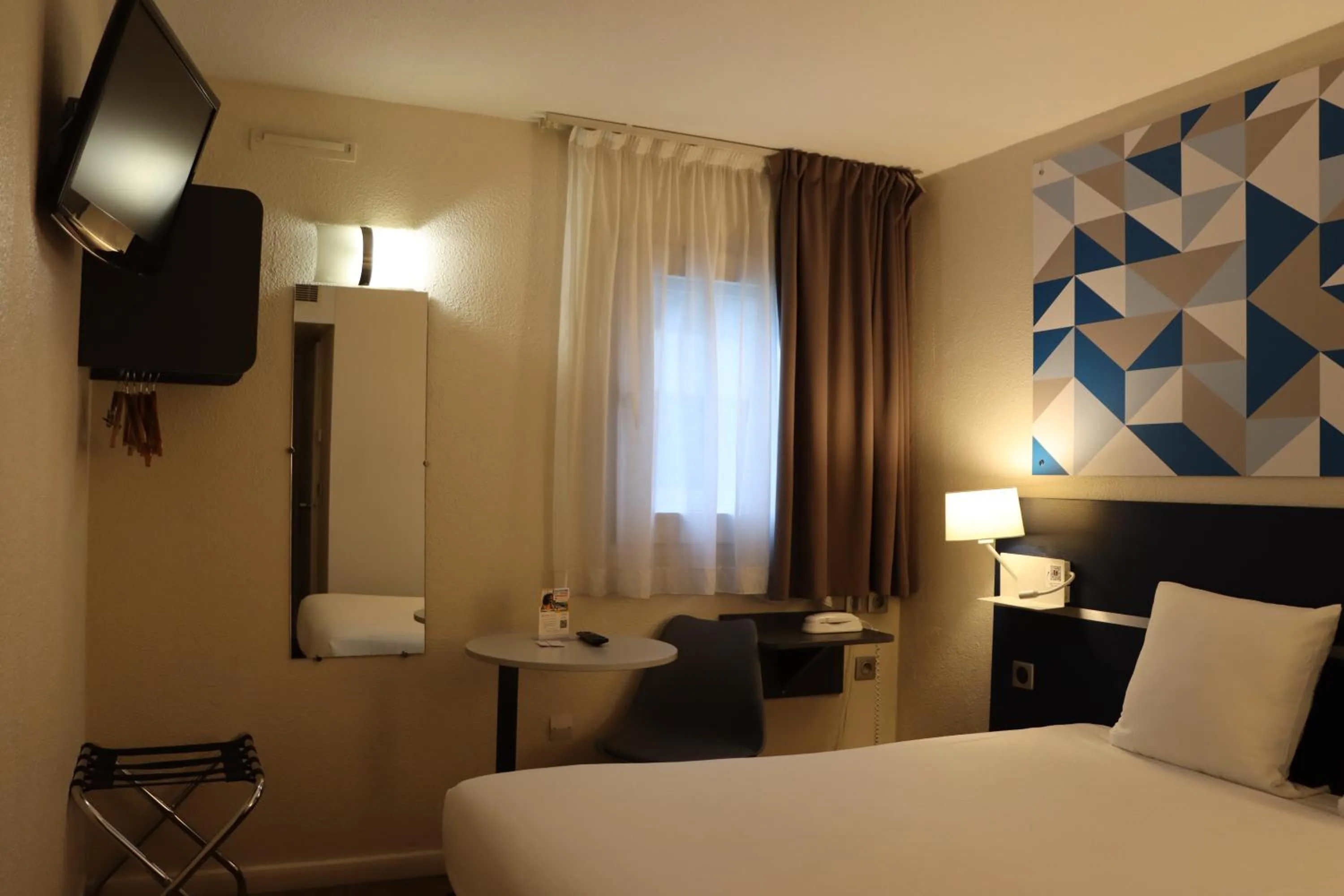 Photo of the whole room, Bed in Comfort Hotel Paris Porte d'Ivry