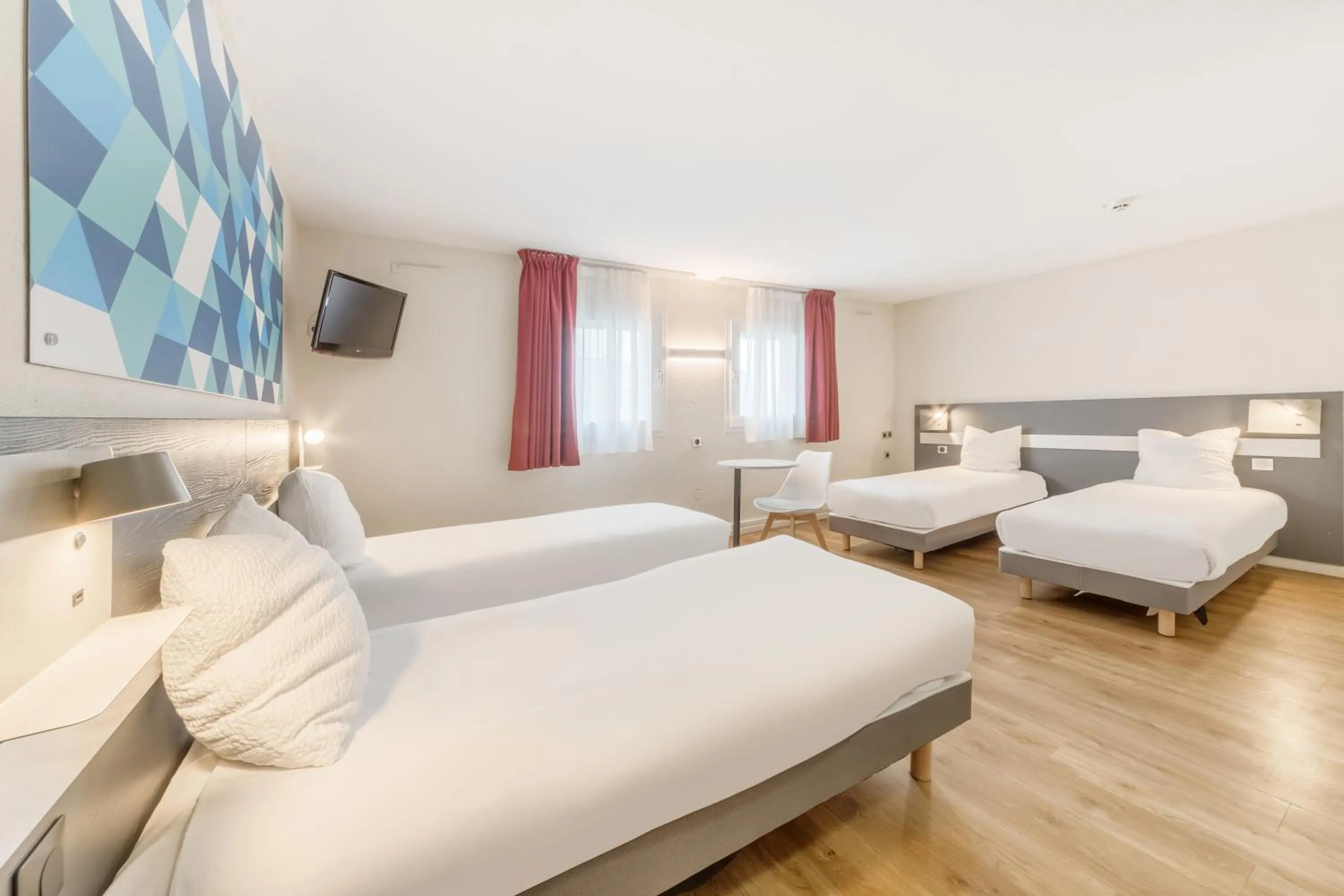 Bedroom, Bed in Comfort Hotel Paris Porte d'Ivry