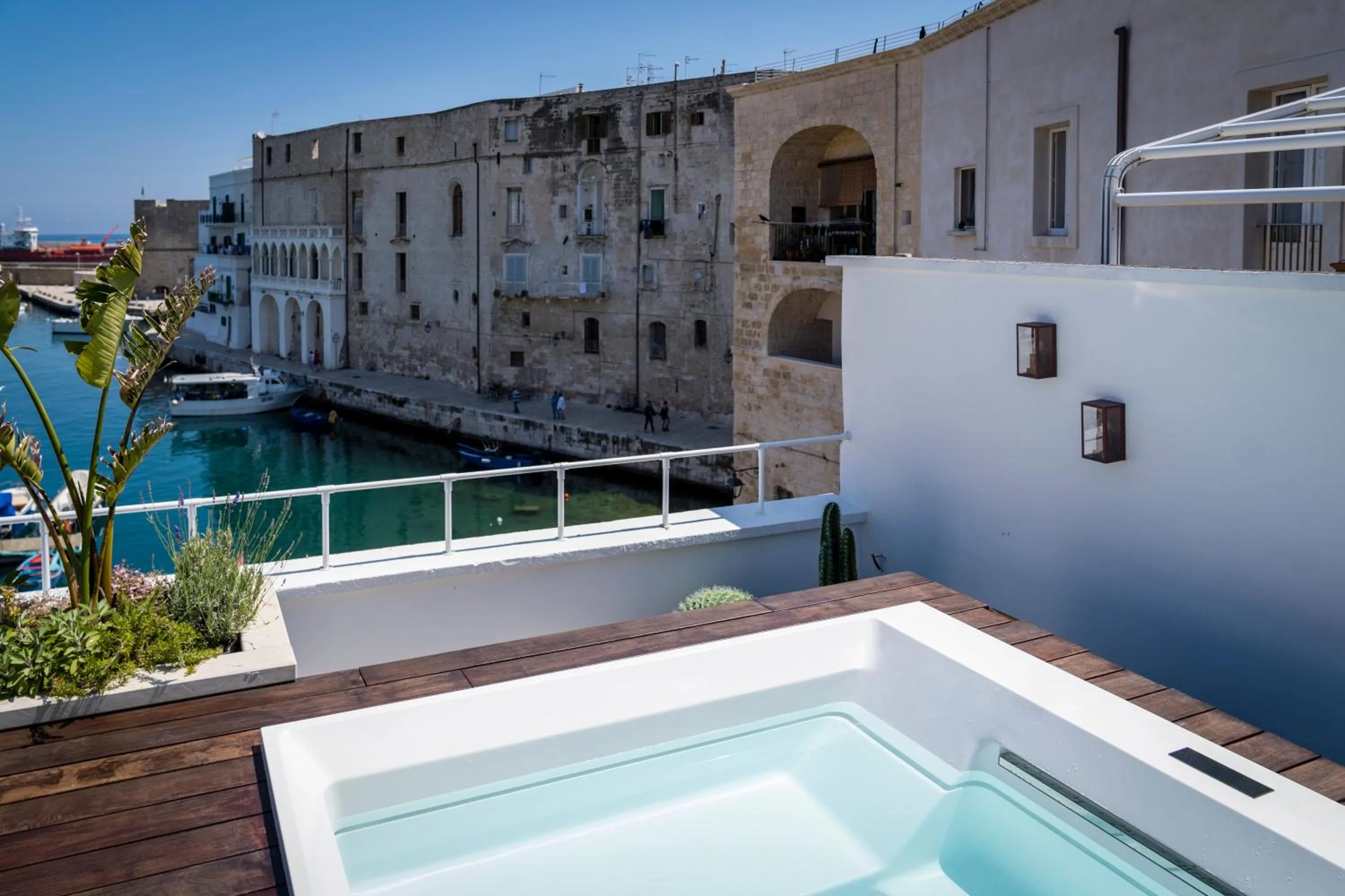Hot Tub in AL CONSOLE LUXURY SUITE
