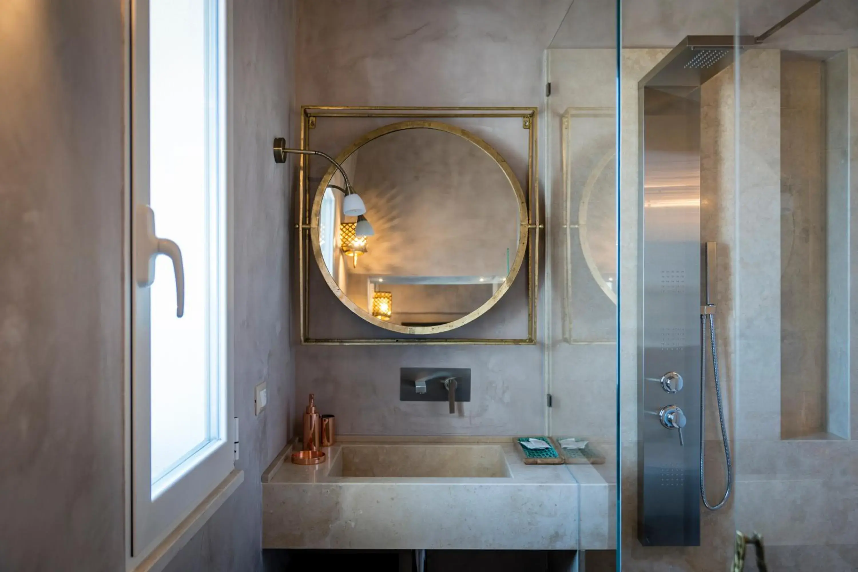Shower in AL CONSOLE LUXURY SUITE Shower in AL CONSOLE LUXURY SUITE