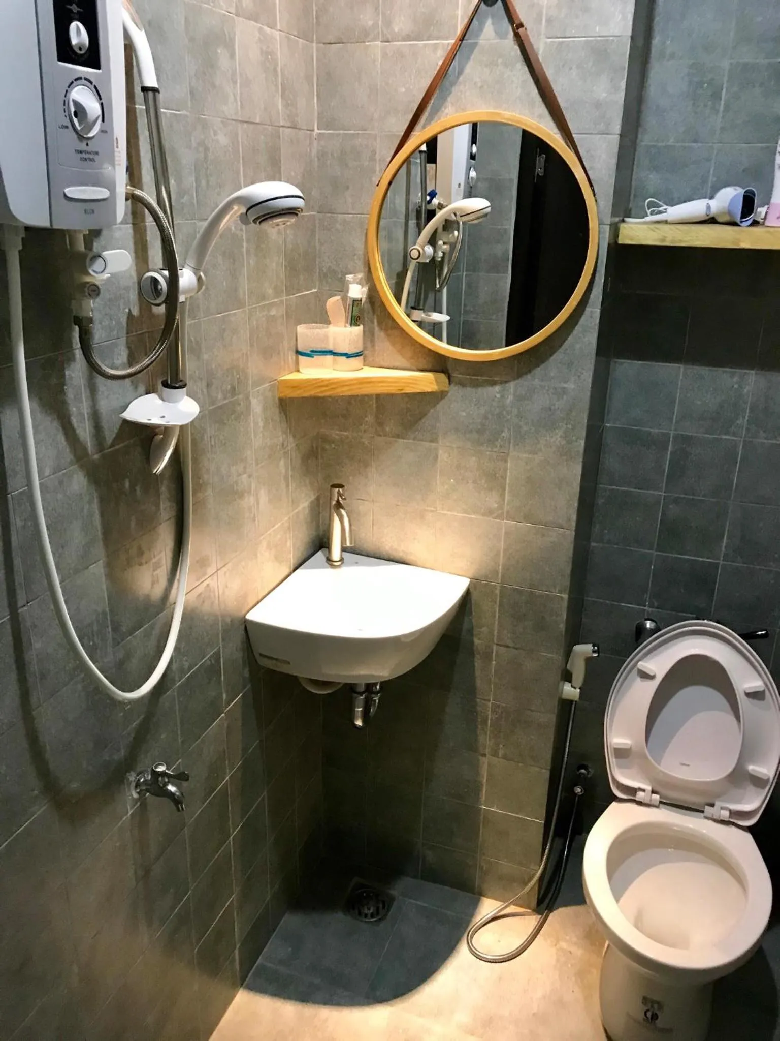 Shower in Meow Hotel & Cafe