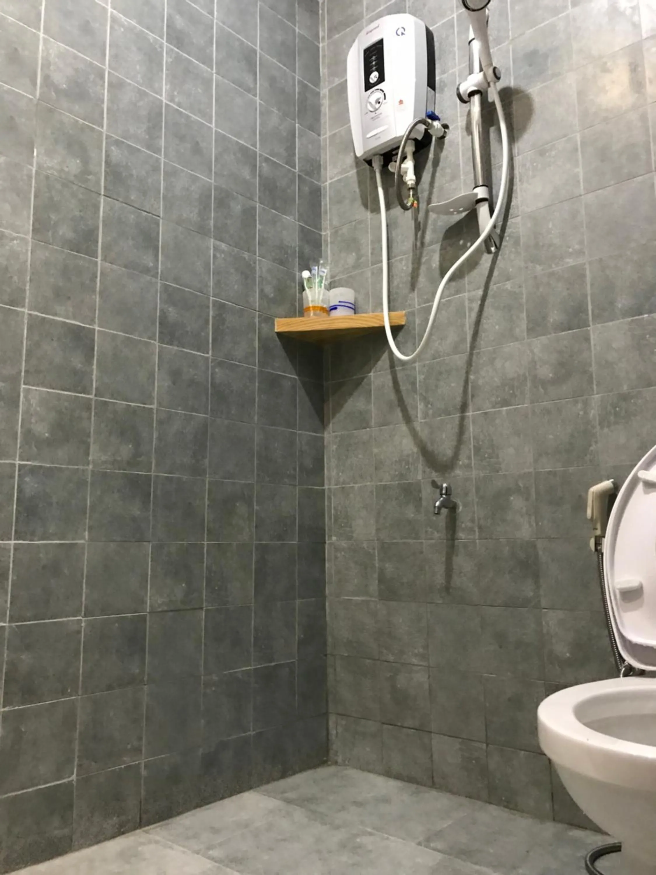 Shower in Meow Hotel & Cafe