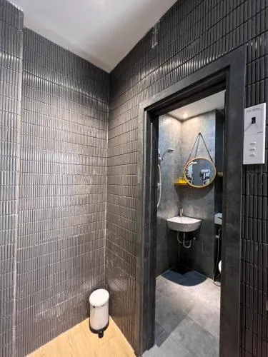 Shower in Meow Hotel & Cafe