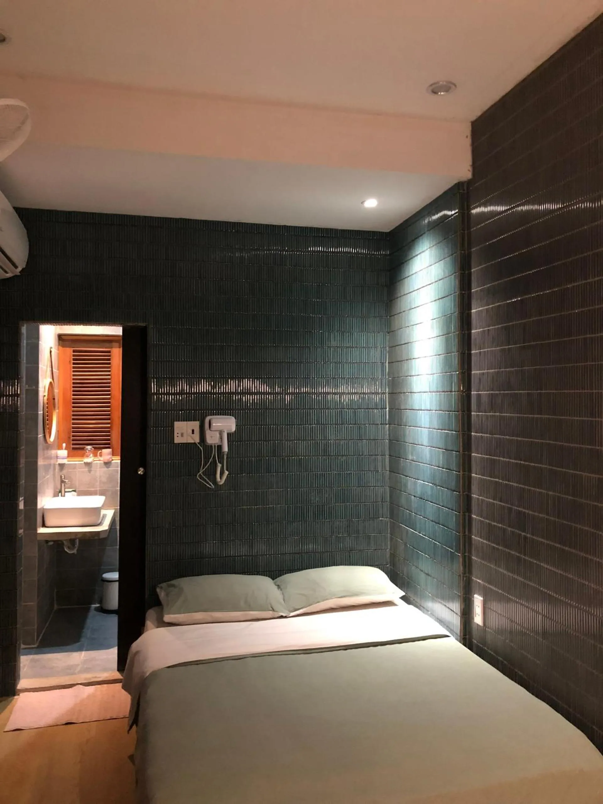 Shower, Bed in Meow Hotel & Cafe